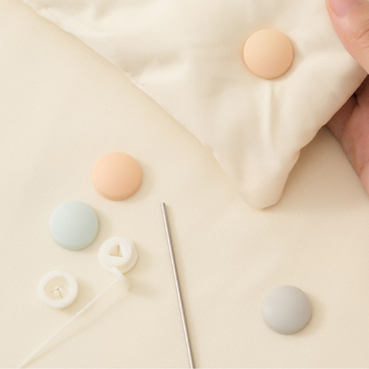 이불 고정기 가정용 이불 커버 시트 미끄럼 방지 탈부착 신기 안전 침 없는 버섯 이불 버클, 32개, 회색, 잿빛. 19,800원