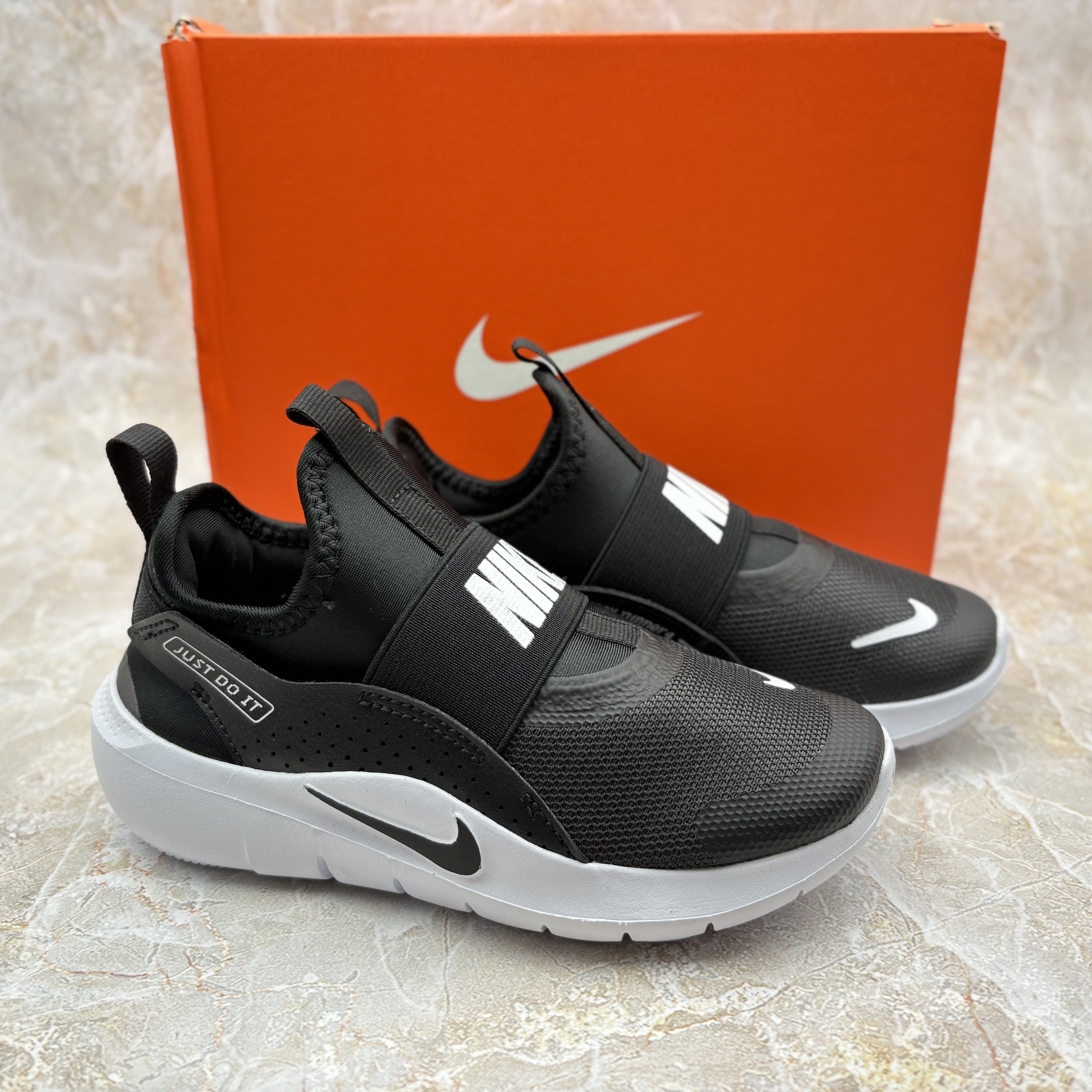 나이키 키즈 끈없는 운동화 초등학생 슬립온 검흰 신발 + lespspt 더스트백 63,900원