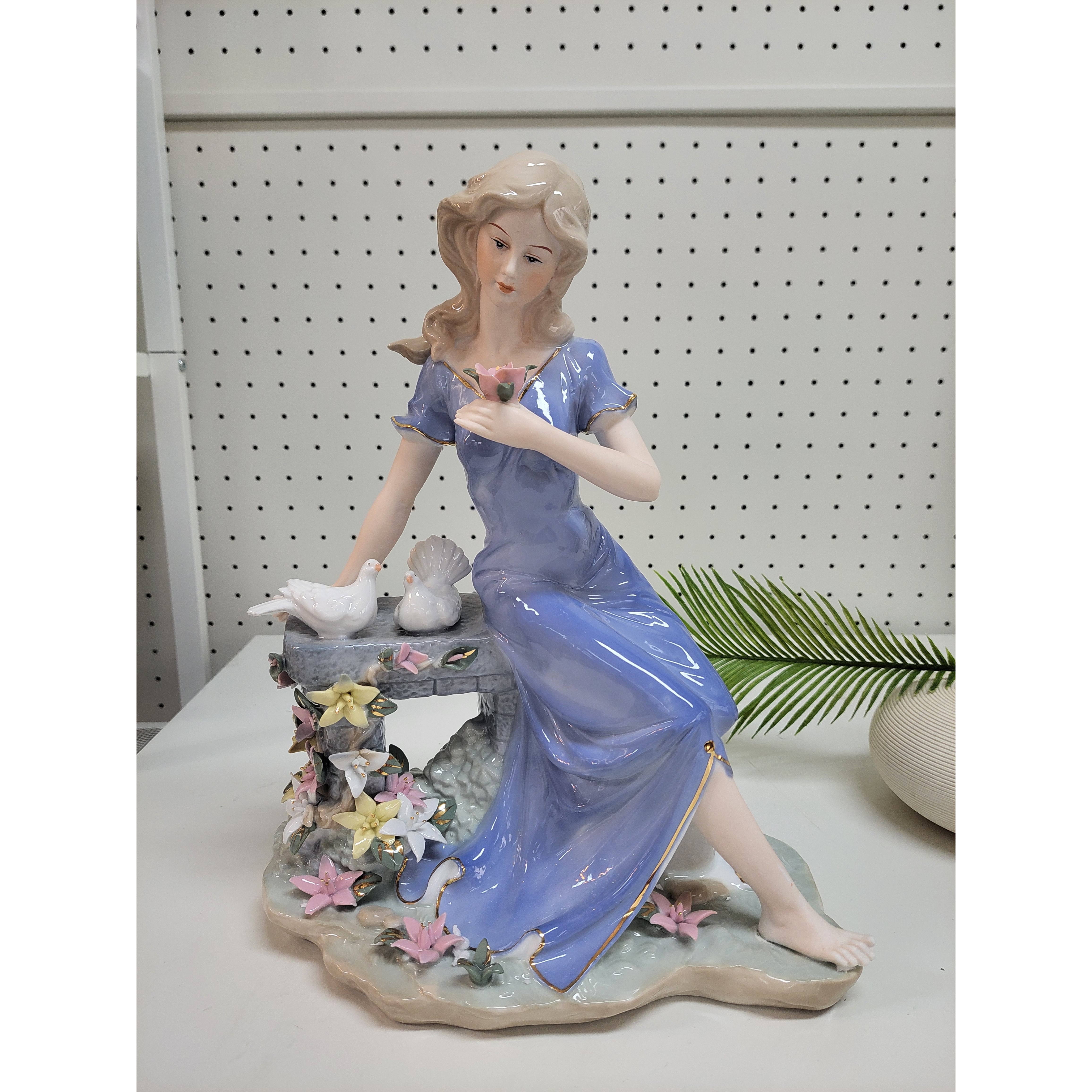 세라믹 도자기 인형 여인과 비둘기 장식 개없선물 카페소품 HW-44, 혼합색상 116,800원