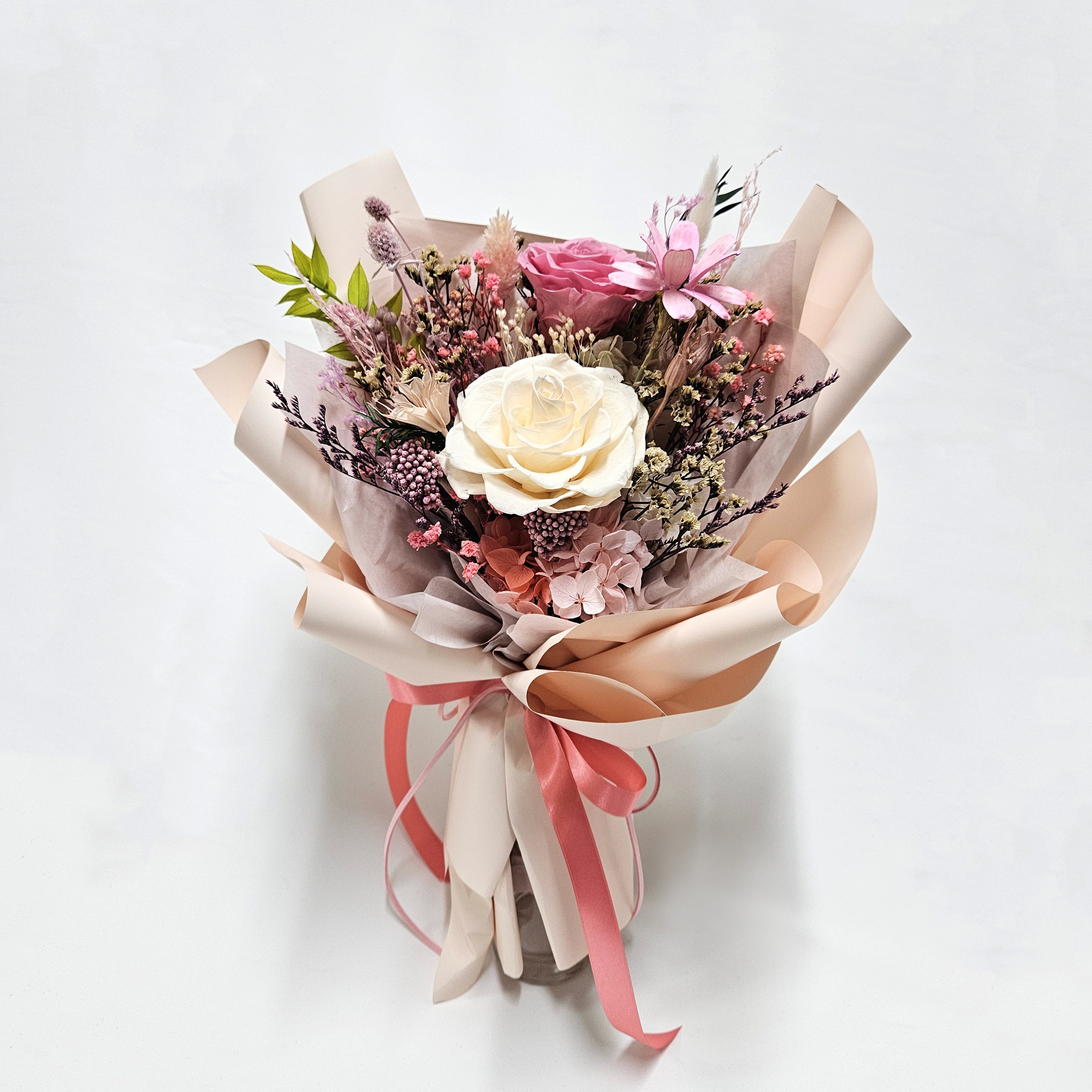 사랑스런 장미꽃다발 (중) 시들지않는꽃 프리저브드장미 우든로즈 포함 3송이 졸업 축하 꽃다발 58,000원