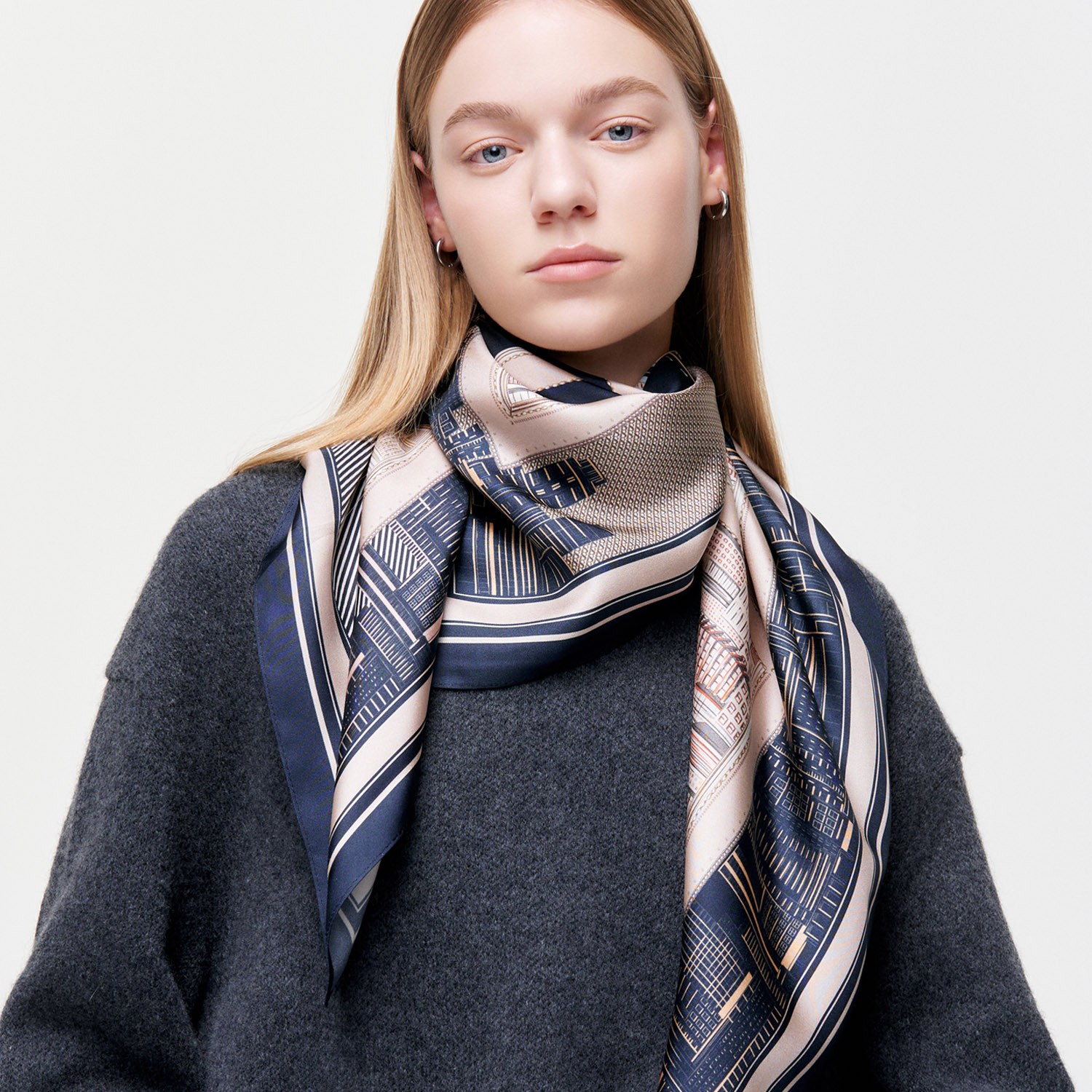 [생럭슈]큰 숄 사각스카프 아르크 네이비 SL25FSQARNV 159,000원