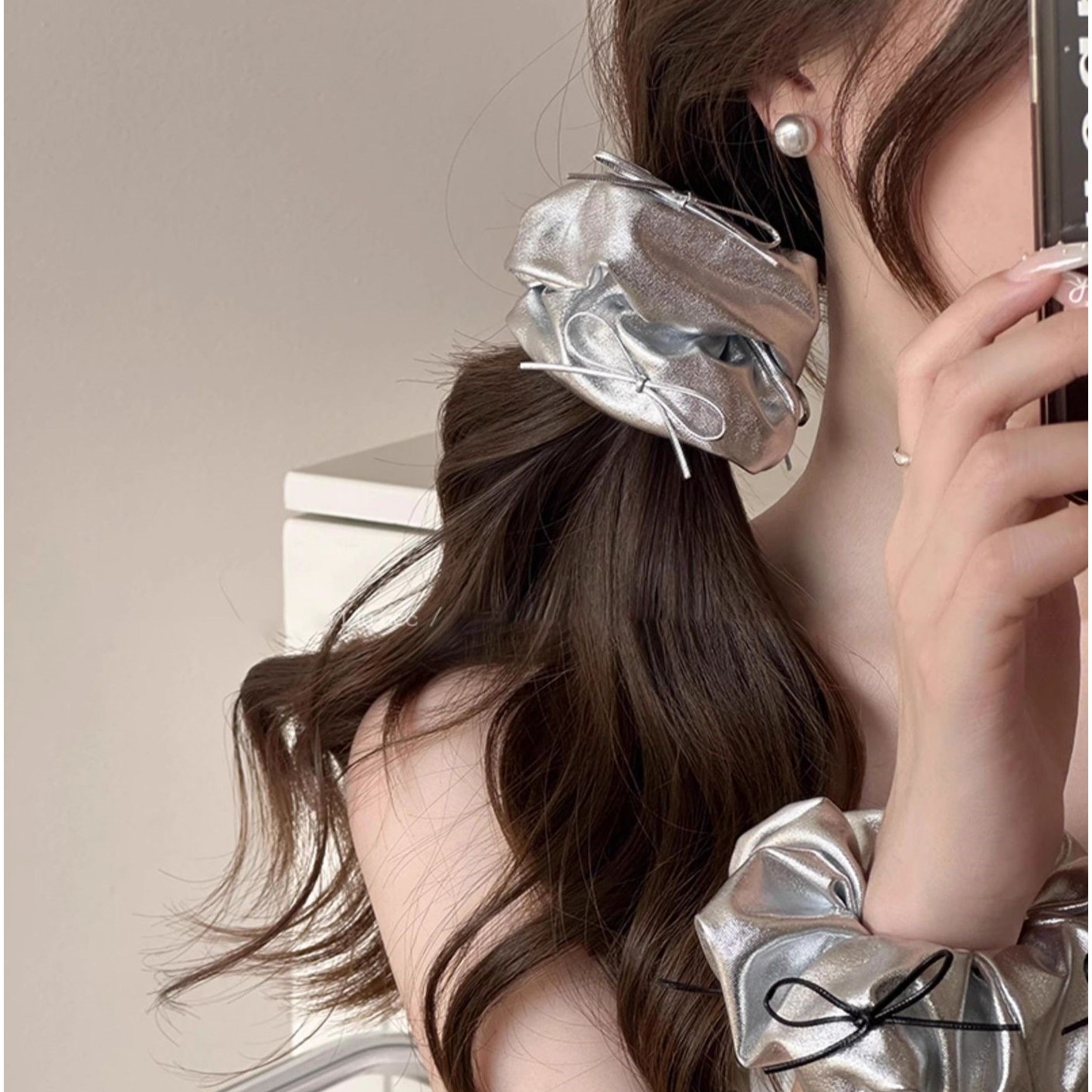 모스리나 메탈릭 리본 스크런치 곱창밴드 로우번 헤어슈슈 12,900원