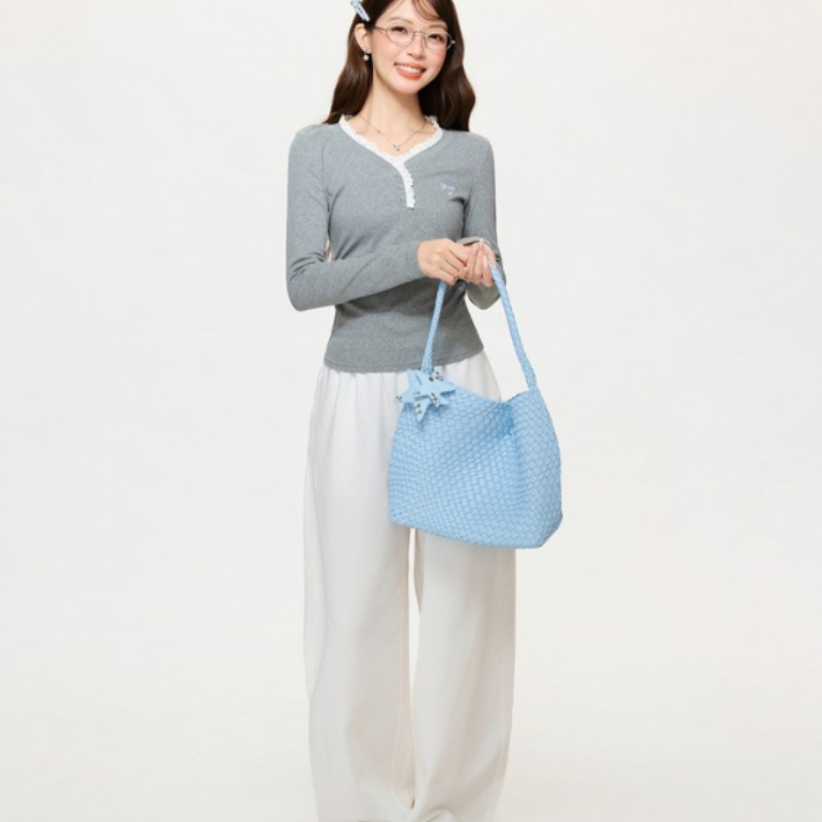 비아이와이 여성 봄 가을 자수리본 슬림핏 긴팔 이너 티셔츠 D57 29,800원