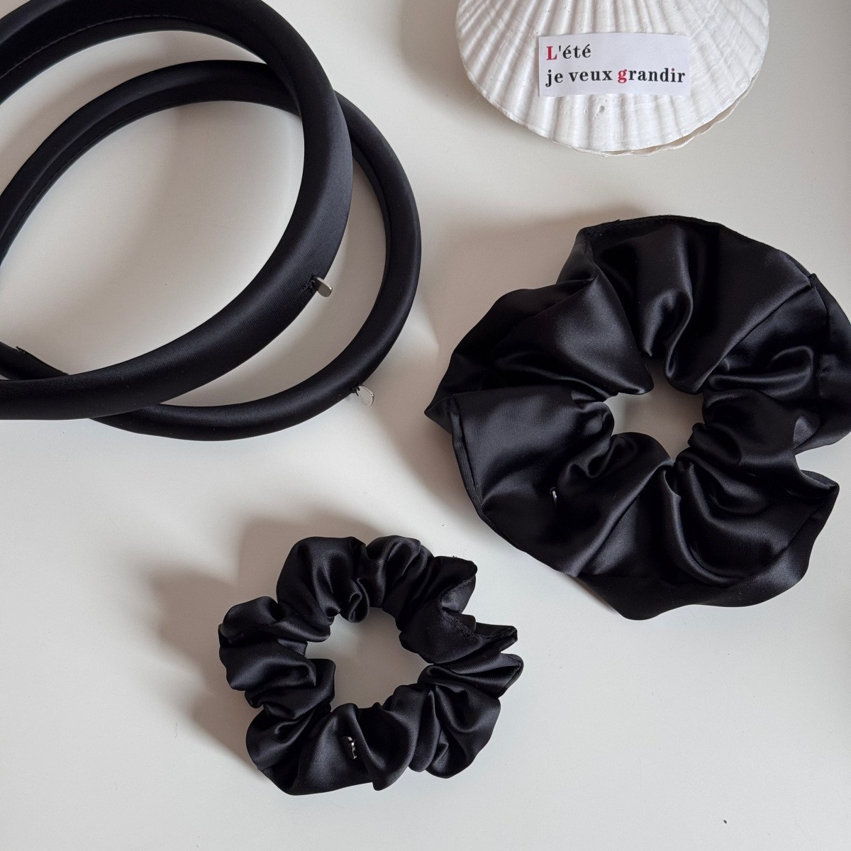 [곱창밴드+머리띠] 다프네 검정 블랙 새틴 실크 빅 대왕 풍성한 곱창밴드 곱창끈 곱창머리끈 스크런치 머리끈 볼륨 귀안아픈 머리띠 헤어밴드 12,500원
