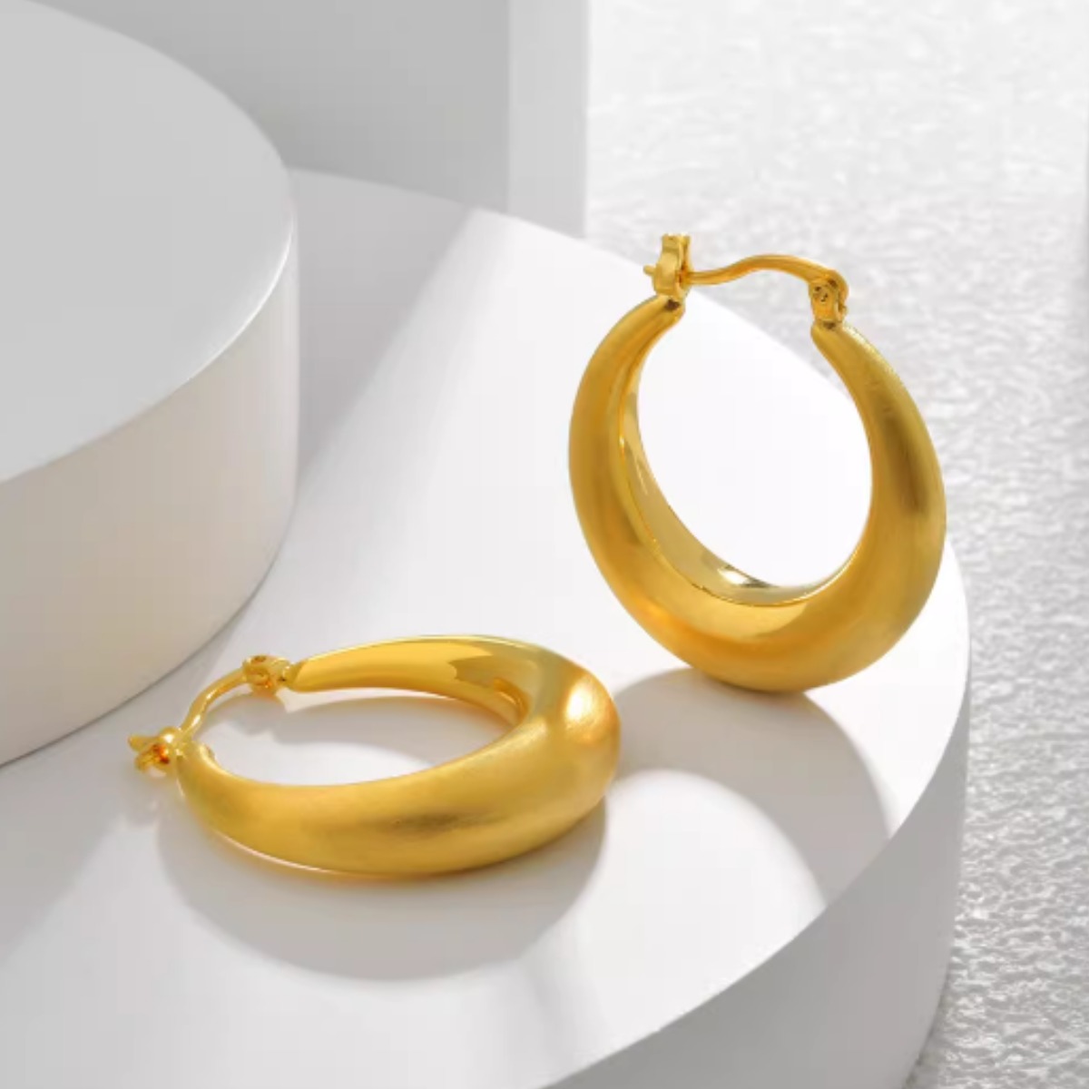 Lunire 18K 도금 금빛 초승달 귀걸이 여성 귀걸이입니다  암 유발 물질이 없으며, 색이 빠지지 않습니다 77,000원