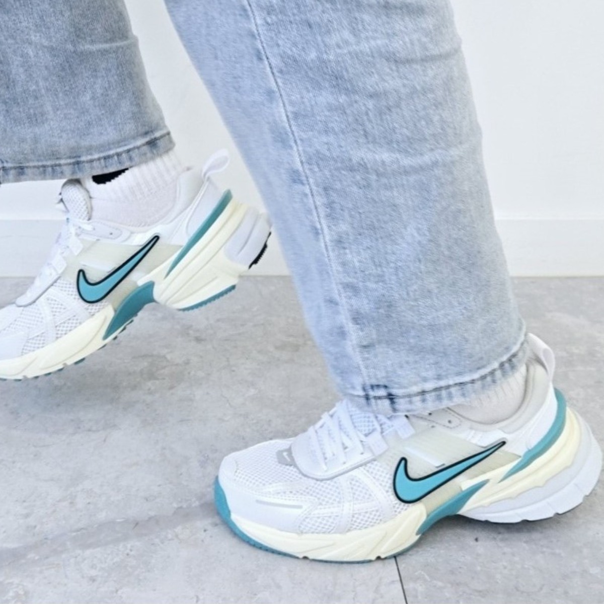 나이키 남여공용 런닝화 V2K RUN 가벼운 데일리 운동화 얼룩지우개 증정 112,000원