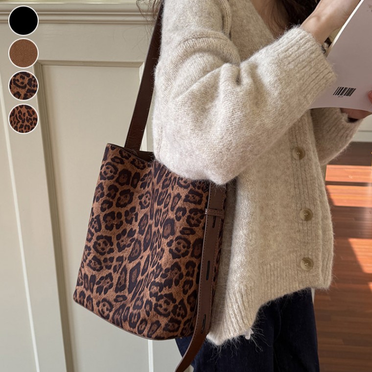 파우치포함 출퇴근룩 레오파드 겨울 가을 숄더백 스웨이드 사각 36,250원