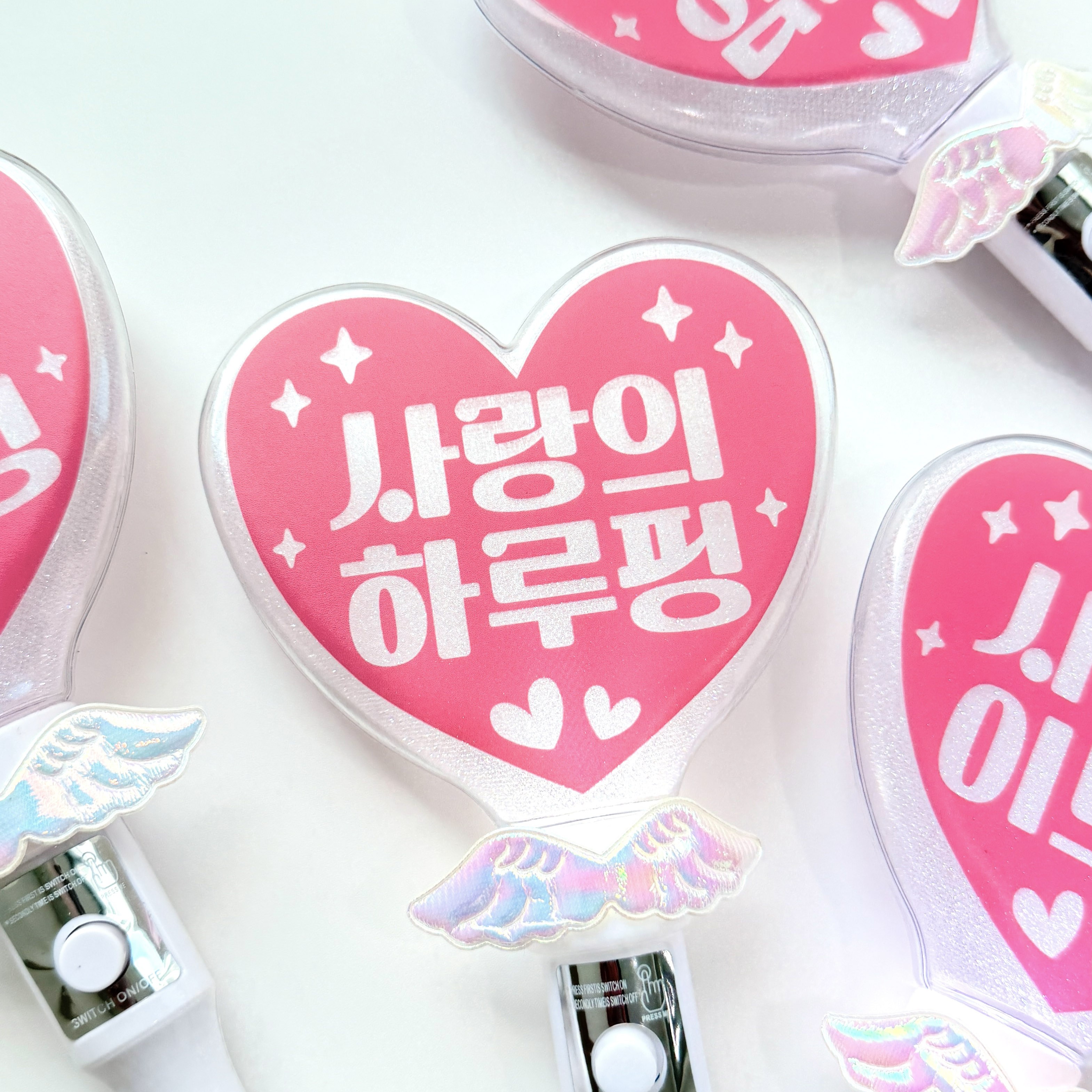 네임플러스 오로라 날개 미니 하트봉 LED 응원봉 재롱잔치 학예회 콘서트 응원피켓 주문제작, 1개, 사랑의 핑크 9,900원