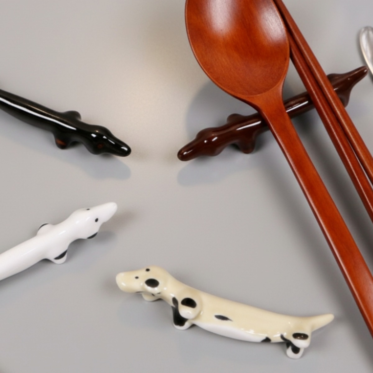 조이데이 세라믹 닥스훈트 수저받침, 1세트, 흰색+미색+갈색+검은색 6,100원