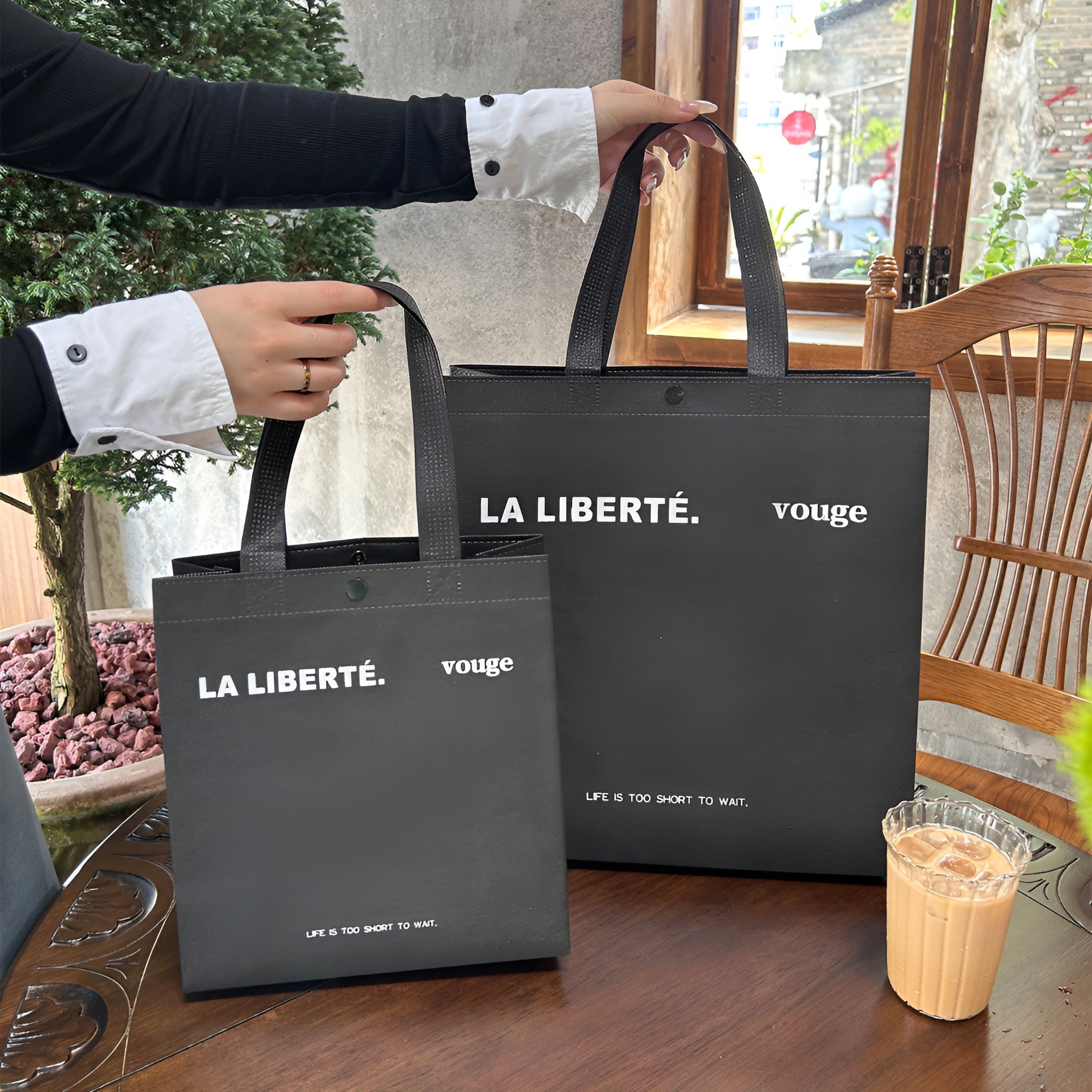 심플 모던 부직포 쇼핑백, 10개, VOUGE블랙33*34*11CM 15,500원