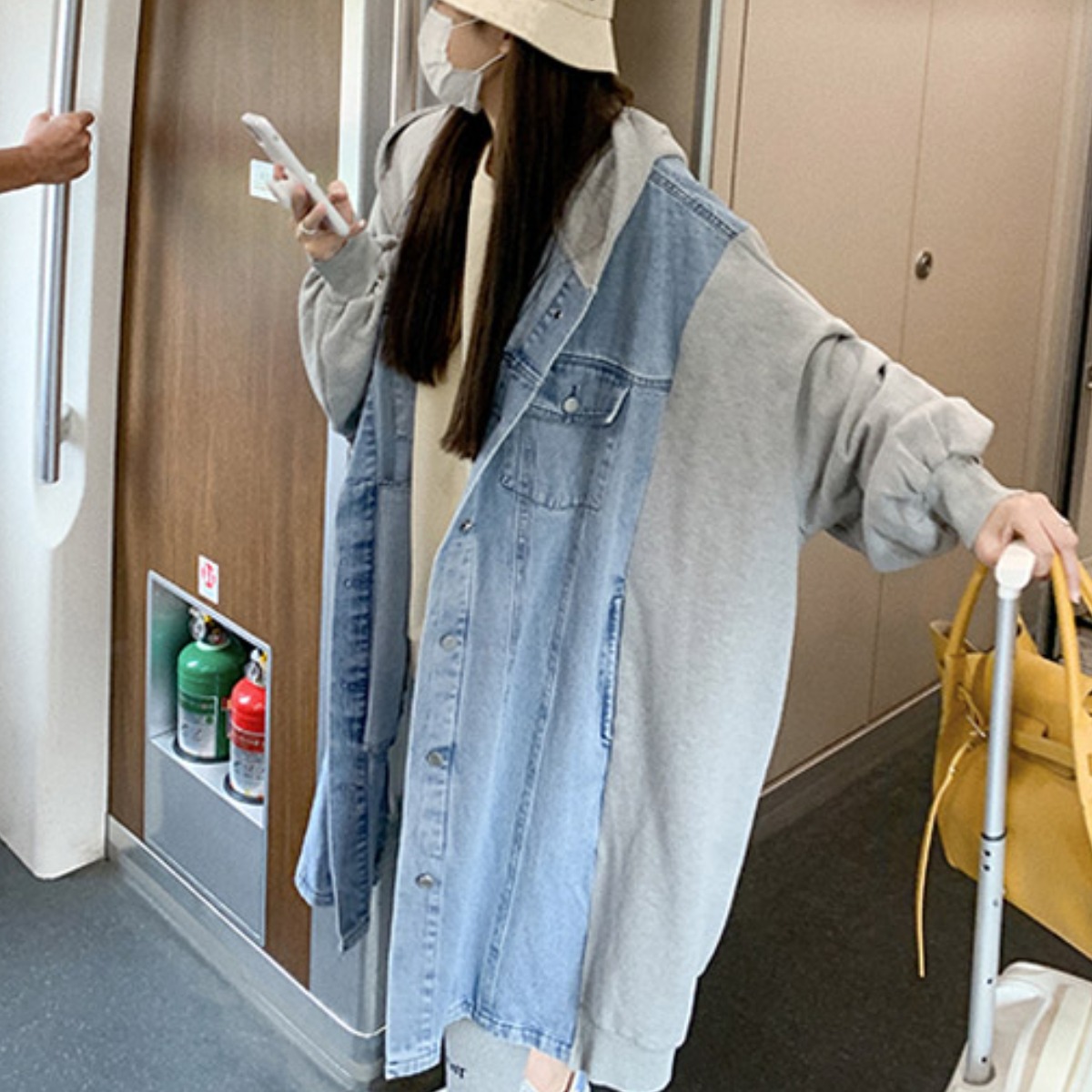 퀸앤조이 여행가요 배색 후드 데님 코트 82,800원