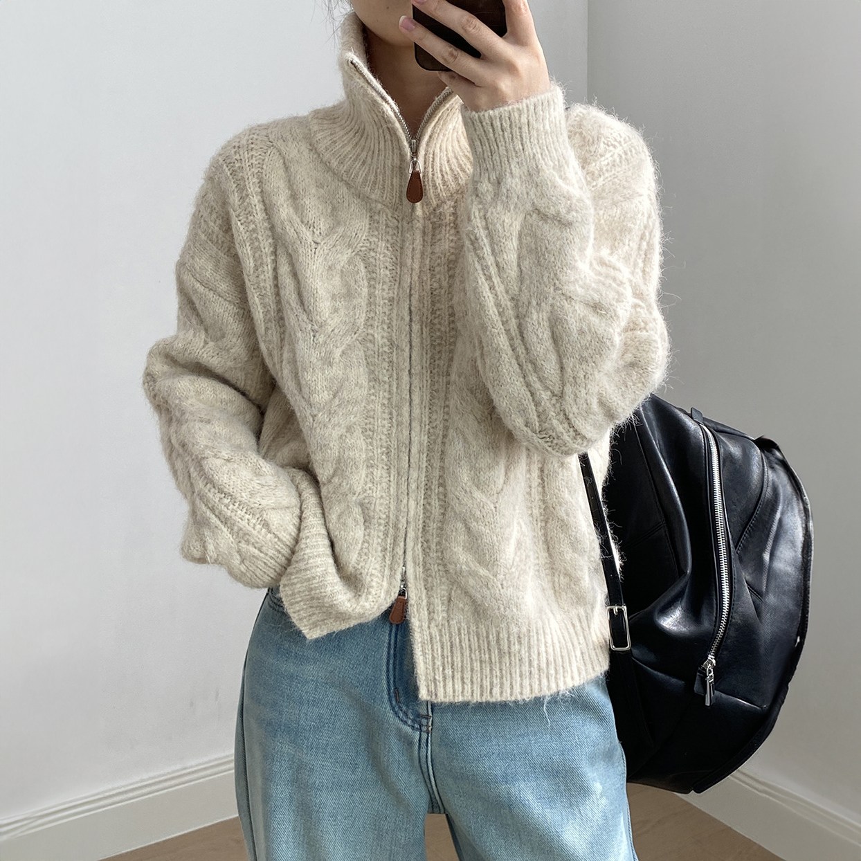 퀸앤조이 틸티드 울혼방 투웨이 집업 꽈배기 니트 가디건 67,800원