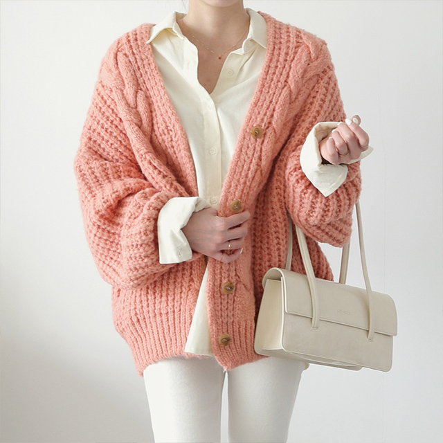 제니트 여성 루즈핏 브이넥 꽈배기 러블리 가디건 하푸루즈꽈 24,900원