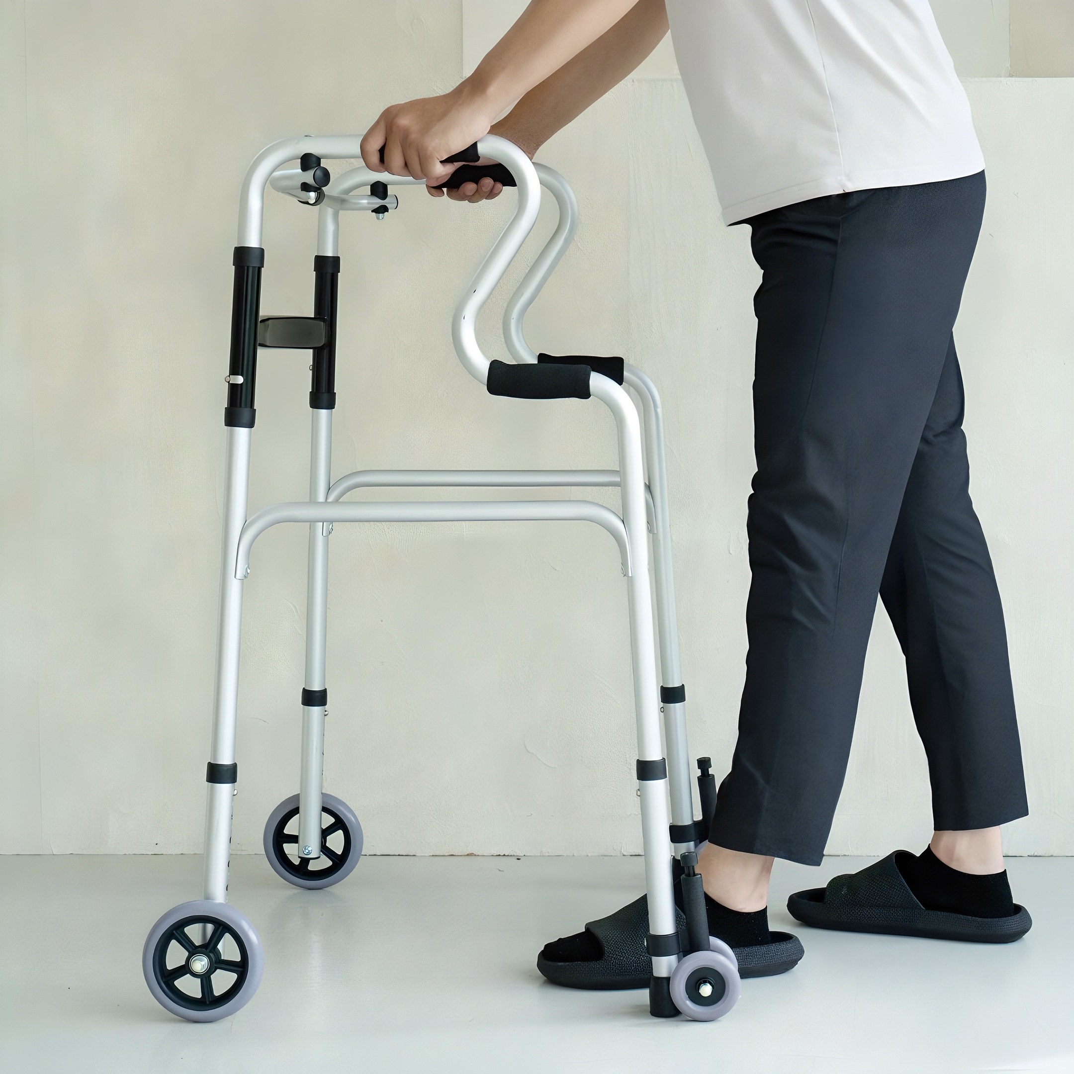 진작보행기 브레이크기능 노인 보행보조기 고급형 워커 뒷바퀴포함, 1개 89,000원