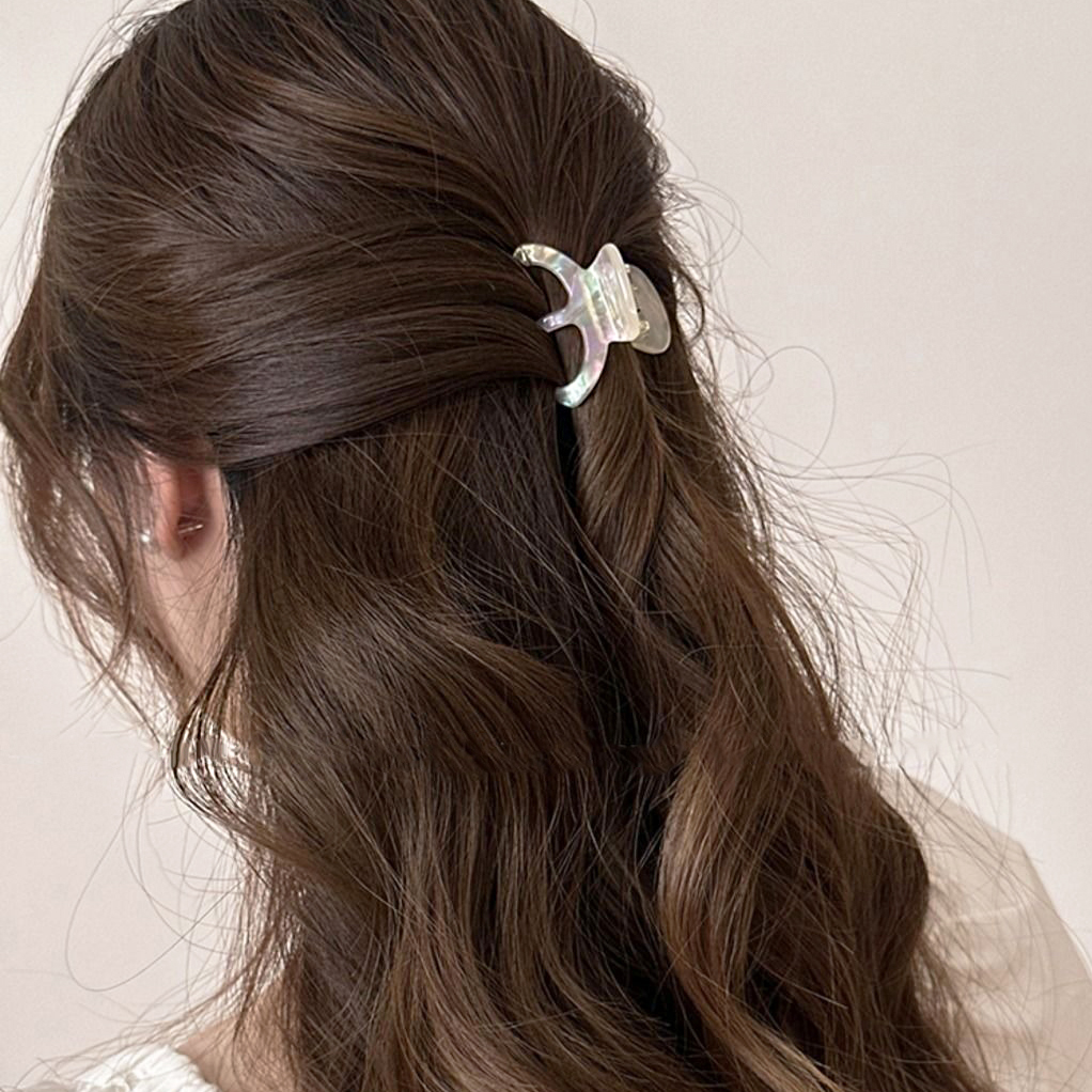 걸핀스 샌디 언발 셀룰로오스 하프 집게핀 1548 4,000원