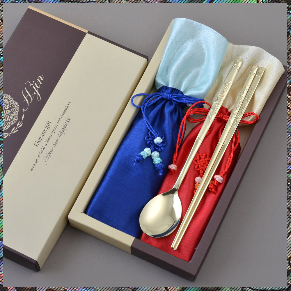 [현진 모던 단아매화 티타늄수저세트(A/B스타일)] / 교회임직식기념품 회사 기업 단체선물 창립기념일 직원선물 결혼식답례품 칠순 팔순 환갑동창회모임선물 직계가족돌잔치, 1세트, B스타일(주머니추가), 금빛 29,000원