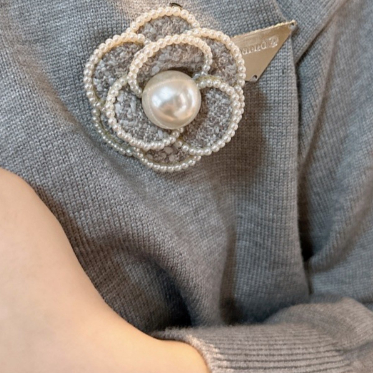 아즈브리 트위드 동백꽃 진주 패션 브로치 17,800원