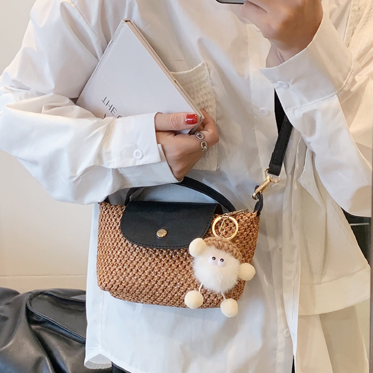 소울린느 미니 라탄 가죽 크로스백 / 인형 키링 포함(3colors) 19,900원