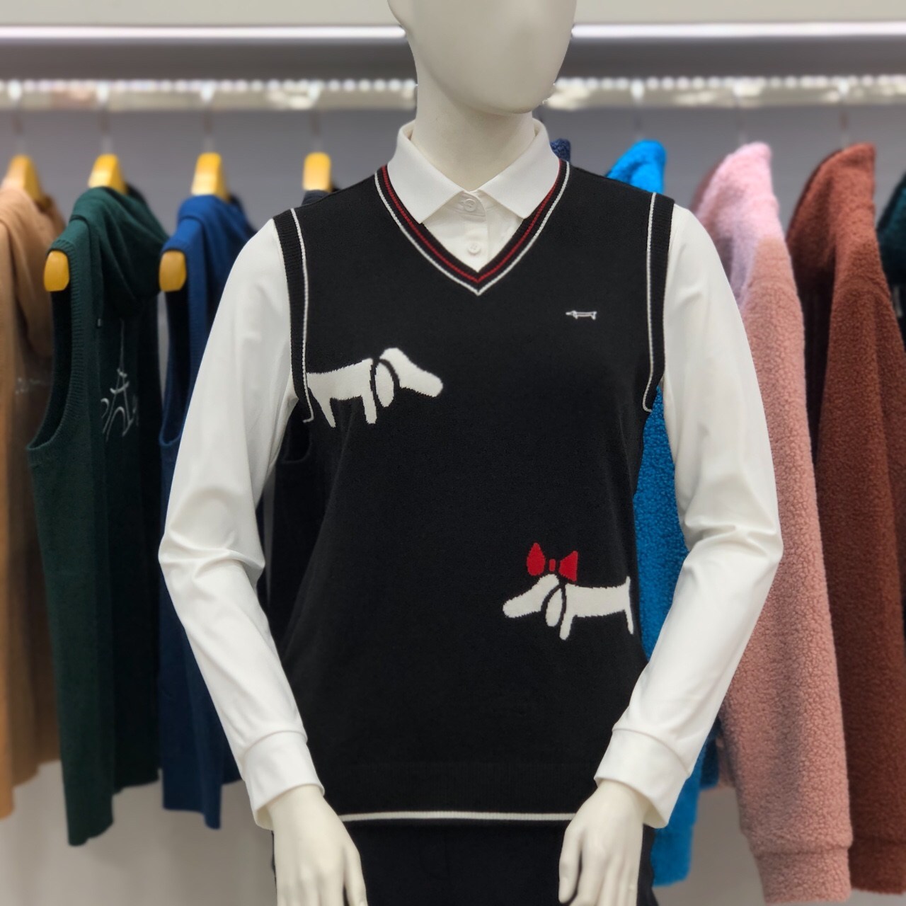 루이까스텔 가을 겨울 FW 루카 커플 닥스훈트 브이넥 베스트 7LDVT931B 92,500원