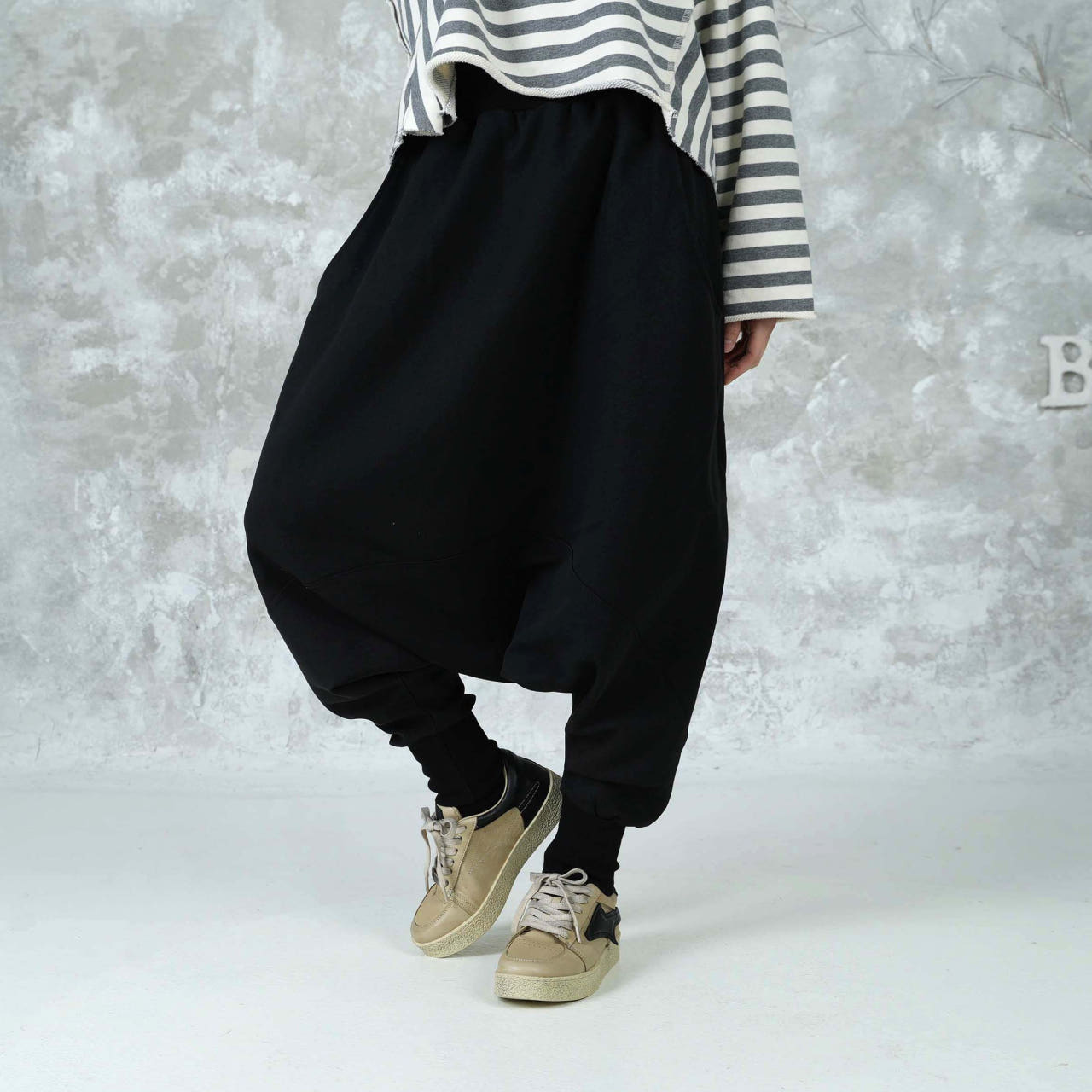 벅시루 모아주니 블랙 무지 봄가을 허리밴딩 여성 체형커버 하렘팬츠 49,500원