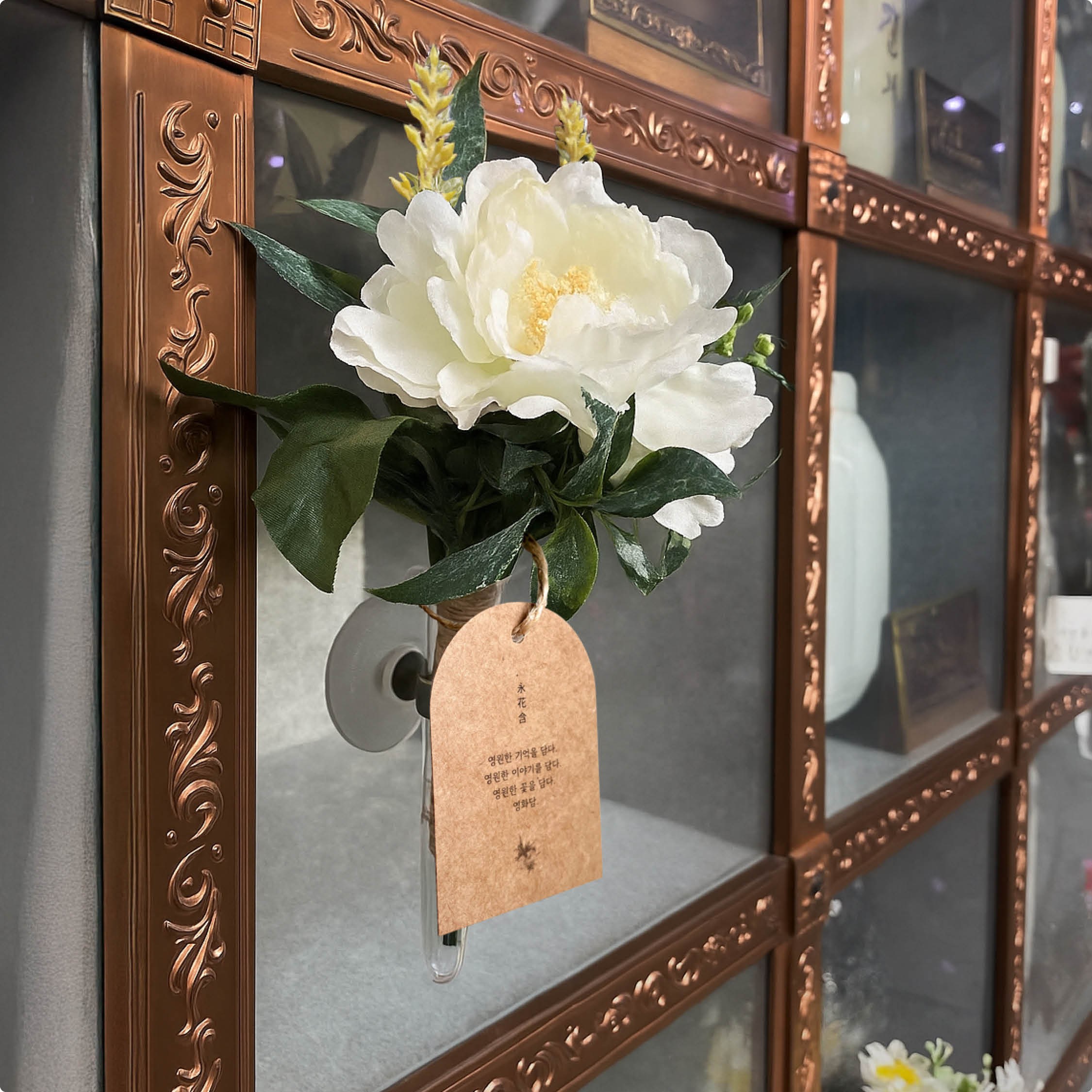 [영화담] 납골당 꽃 부착식 미니 꽃다발 프리미엄 성묘 납골당 꾸미기 강력한 흡착 화병, 화이트, 1개 19,800원