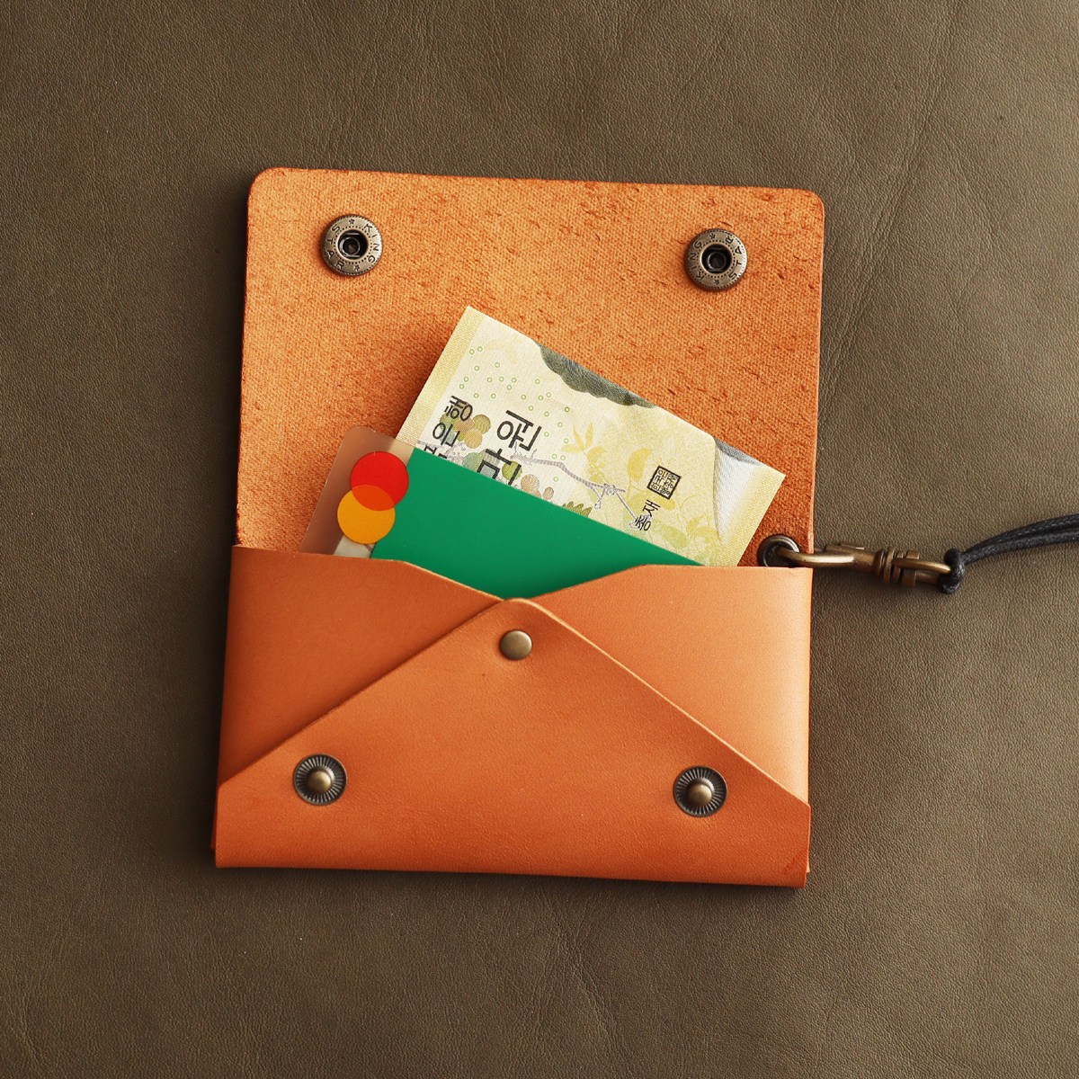 수제 가죽 직사각 목걸이 카드지갑 베지터블 파라핀카멜 25,000원