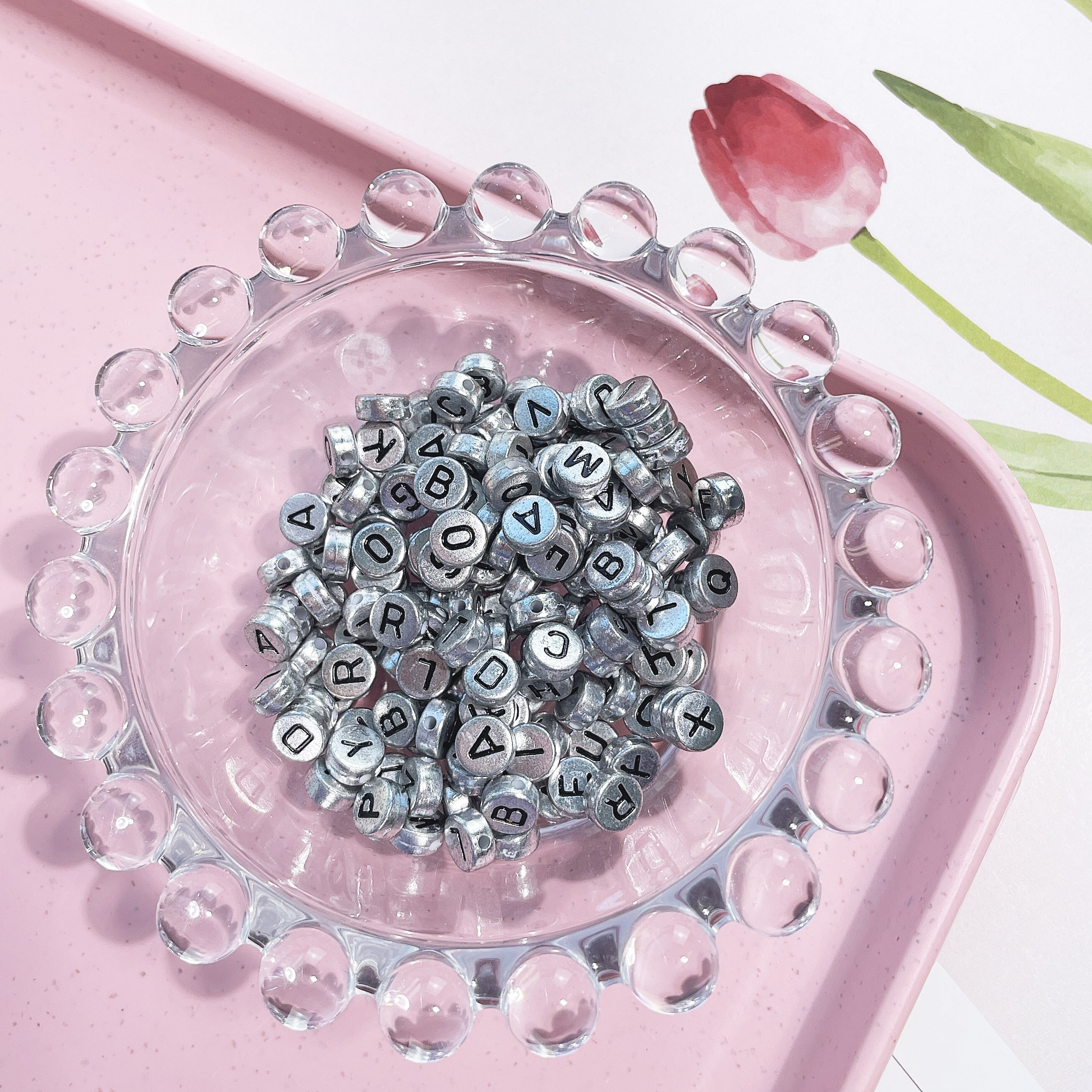 [15g]7mm 납작 원형 실버 블랙알파벳 EAB44 이니셜 영어비즈 비즈팔찌 키링만들기, 1개 3,000원