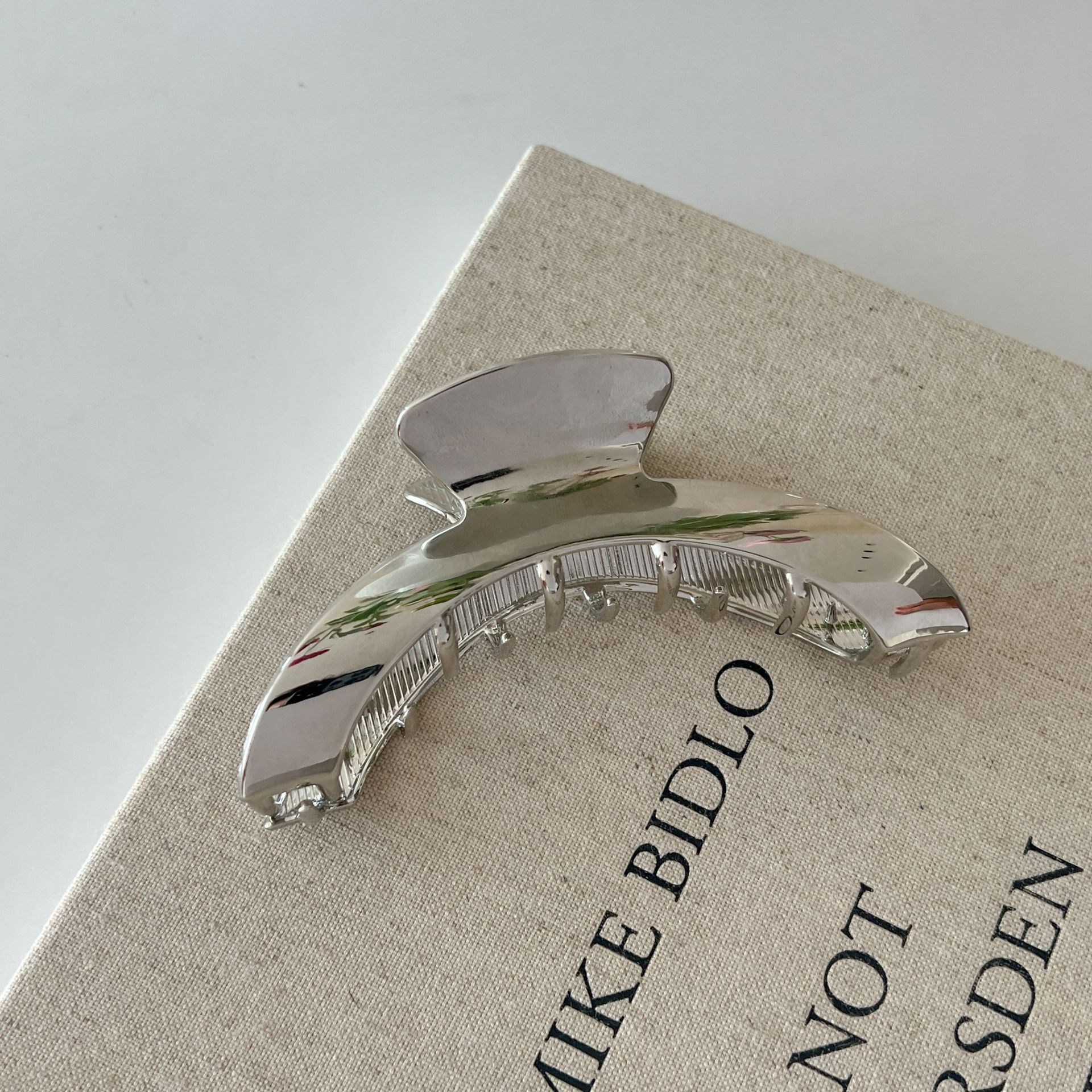 다프네 메탈 반달 헤어 머리 반묶음 반머리 올림머리 집게핀 머리집게 머리집게핀 중형 8,500원