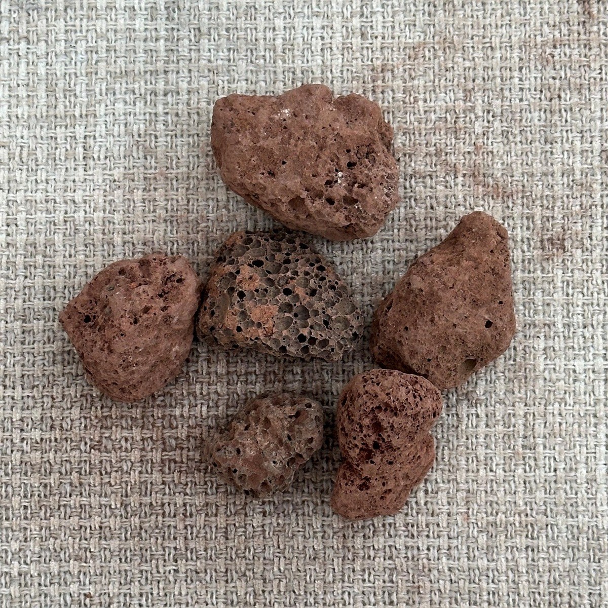 정겨운화분집 정성가득 털어낸 질좋은 화산석 레드 20-30mm 어항꾸미기 화분마감토 어항마감재 분갈이흙 9,900원