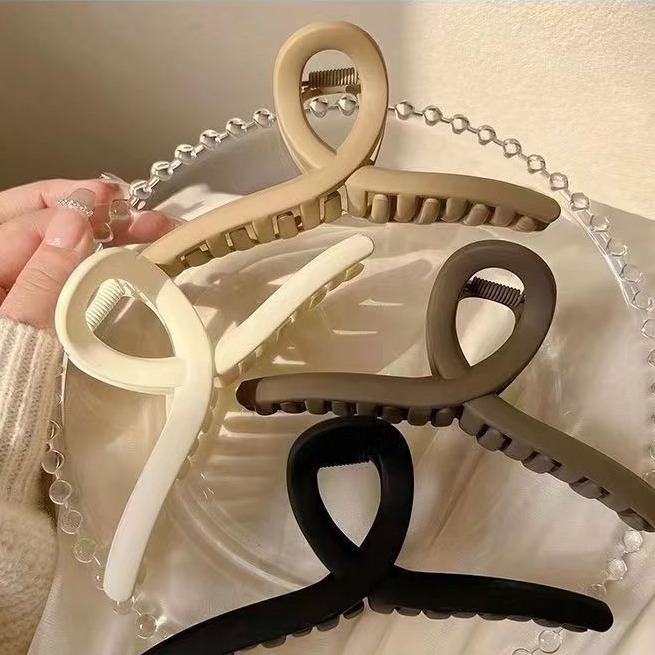 [4개세트]15cm 꼬임 무광 초대형 집게핀 올림머리 집게핀 헤어집게핀 5,500원