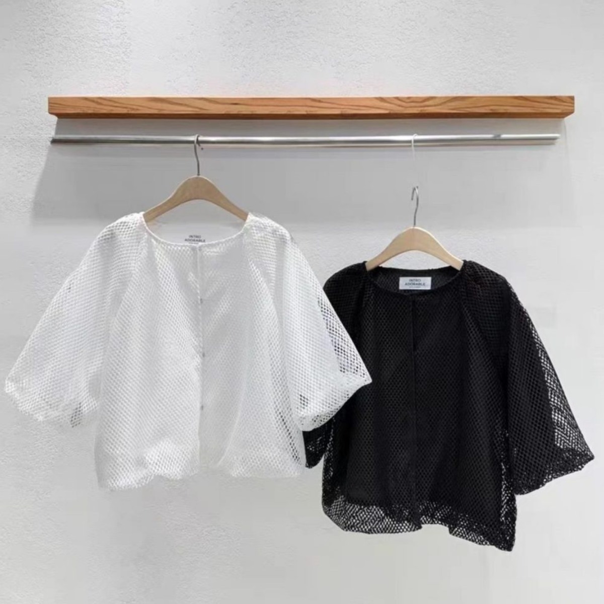 와이엔이 이중 퍼프소매 블라우스 펀칭 반팔 셔츠 32,900원