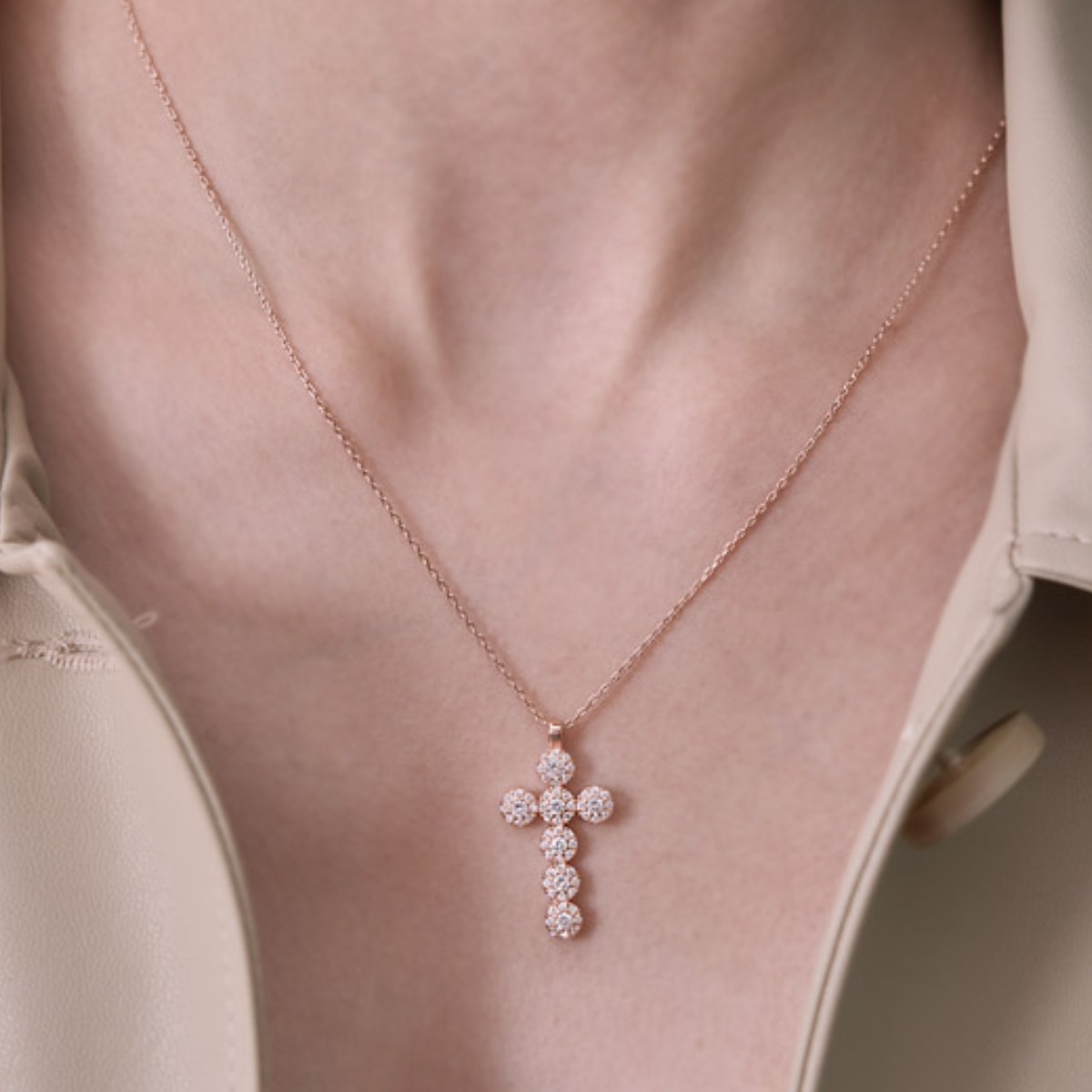 끄란느 14K Gold Plated 플라워 십자가 목걸이 C24NB107 21,900원