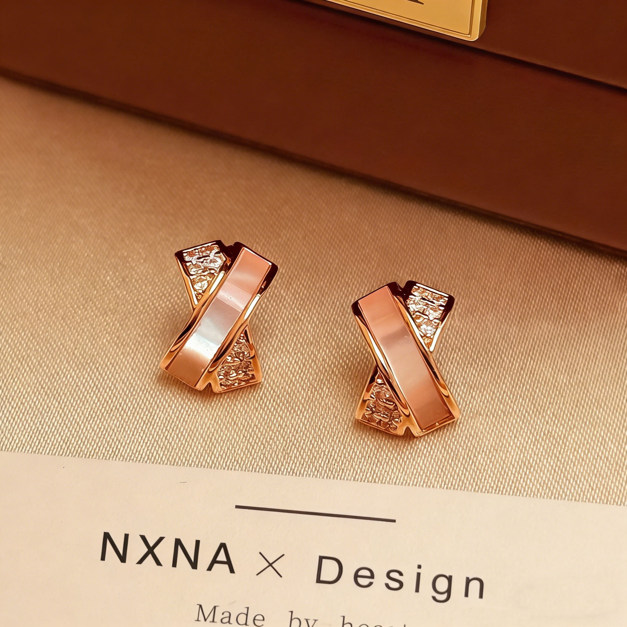 NXNA 14K 도금 크로스 패모 귀걸이 여성 데일리 출근 데이트 생일선물 BISCY-ED003 58,000원