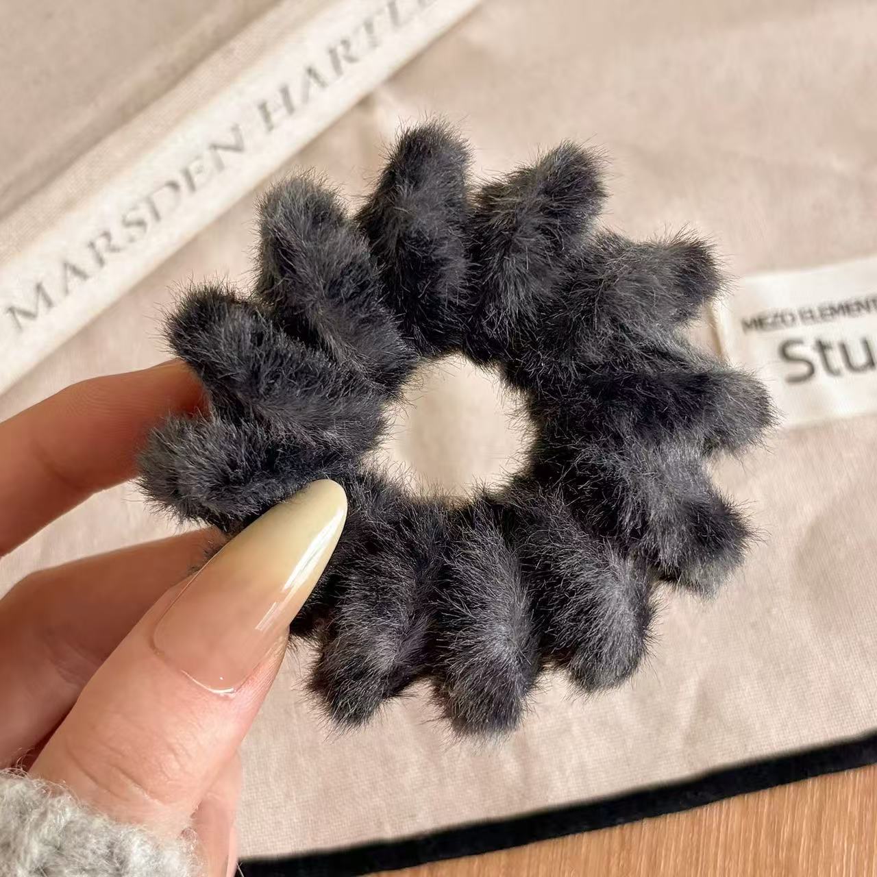 플러시 전화선 헤어 타이 겨울 필수 러블리 웜톤 여성 헤어 액세서리 3,540원