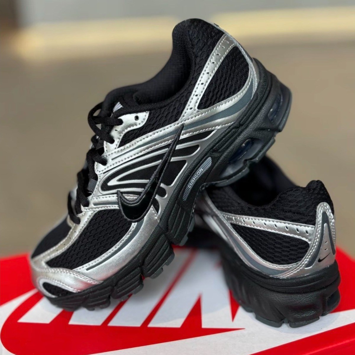 나이키 여성 운동화 에어맥스 정품 모토 2K 런닝화 메탈릭 실버 블랙 키높이 발이 편한 신발 161,700원