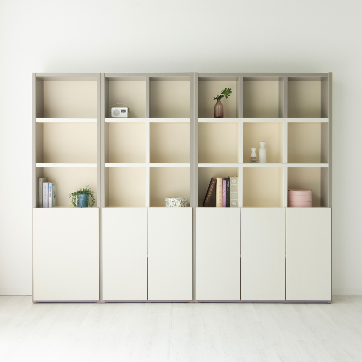 두리앳가구 수납형 책장 5단 도어책장 600 810 1200 전면책상, 그레이크림 123,440원