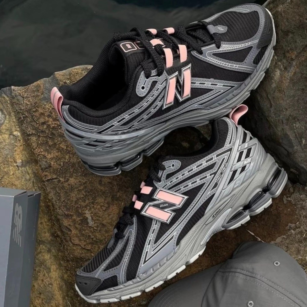 뉴발란스 런닝화 운동화 1906R 블랙 핑크 문 굽있는운동화 데일리 스니커즈 199,000원