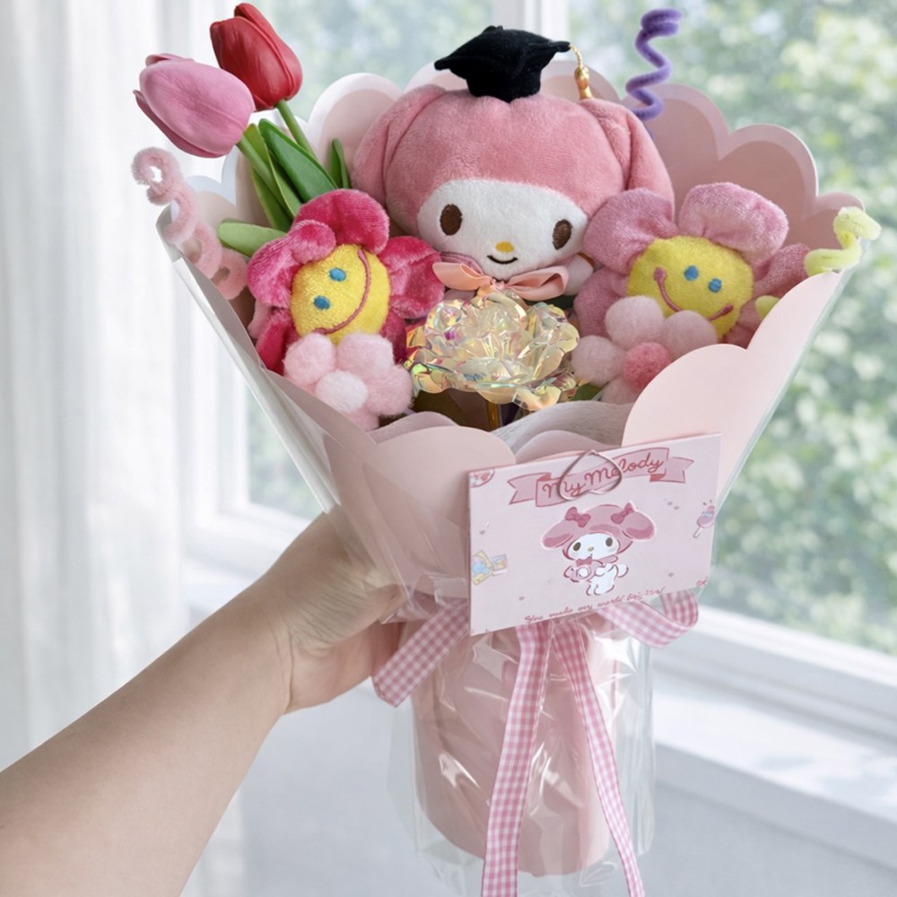 한정수량 산리오학사모 튤립 가방고리 인형꽃다발 졸업선물 축하선물 생일선물 재롱잔치 학예회 선물 18,500원