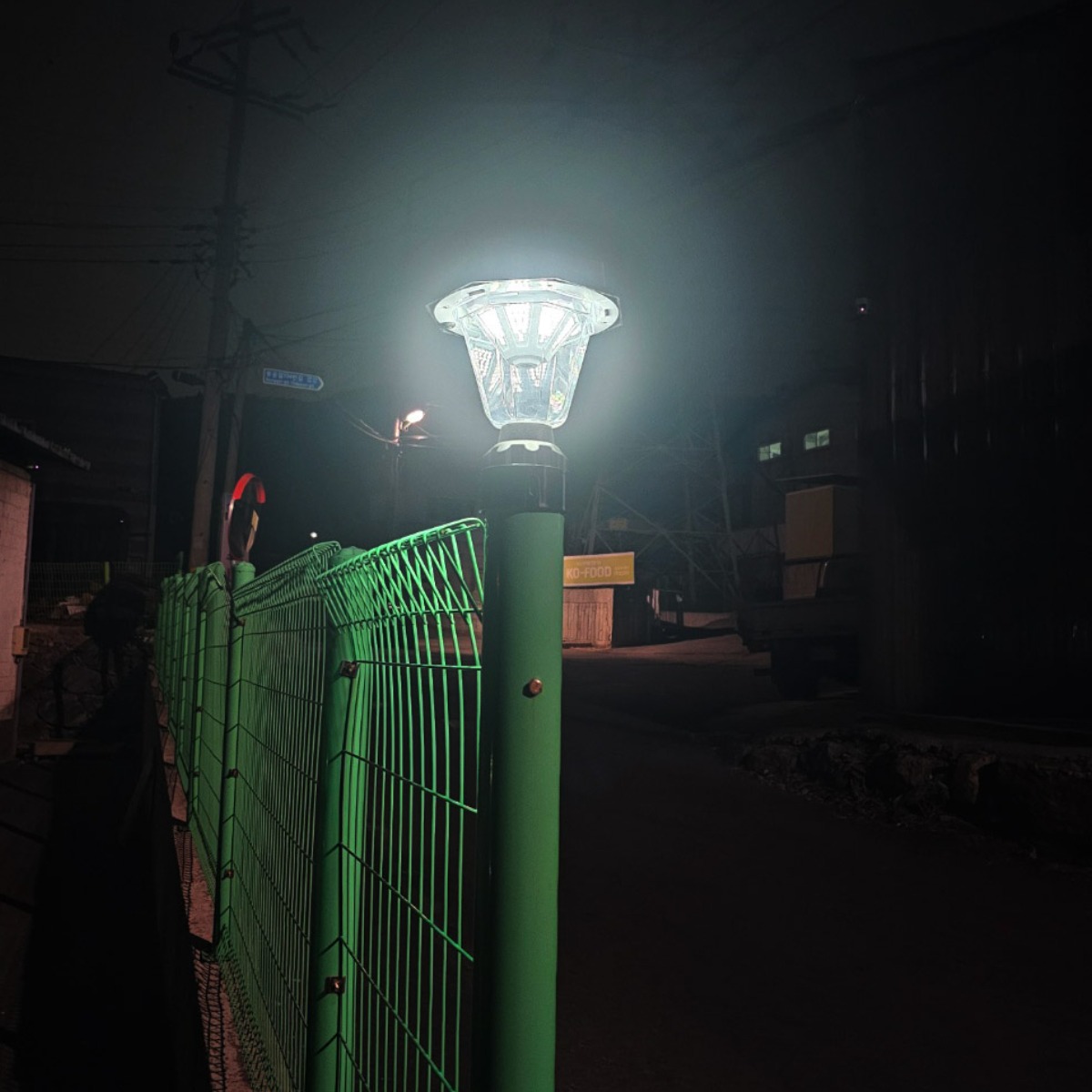 MIREU 208LED 태양광 정원등 조명 메쉬휀스 난간 문주고정 태양열 벽등 36,500원