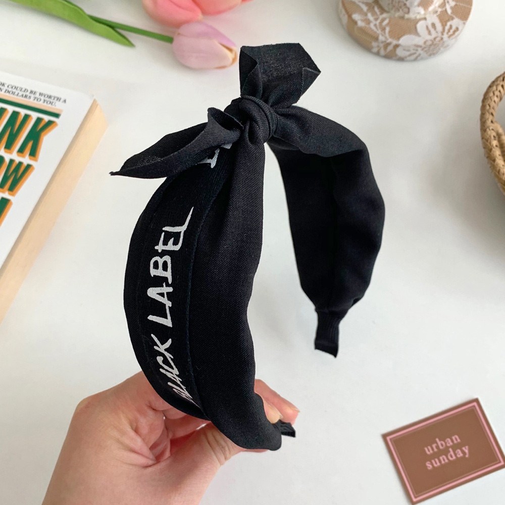 (국내제작) 로맨틱모모 귀여운 블랙라벨 레터링 리본 반다나 머리띠 면 헤어밴드 11,000원