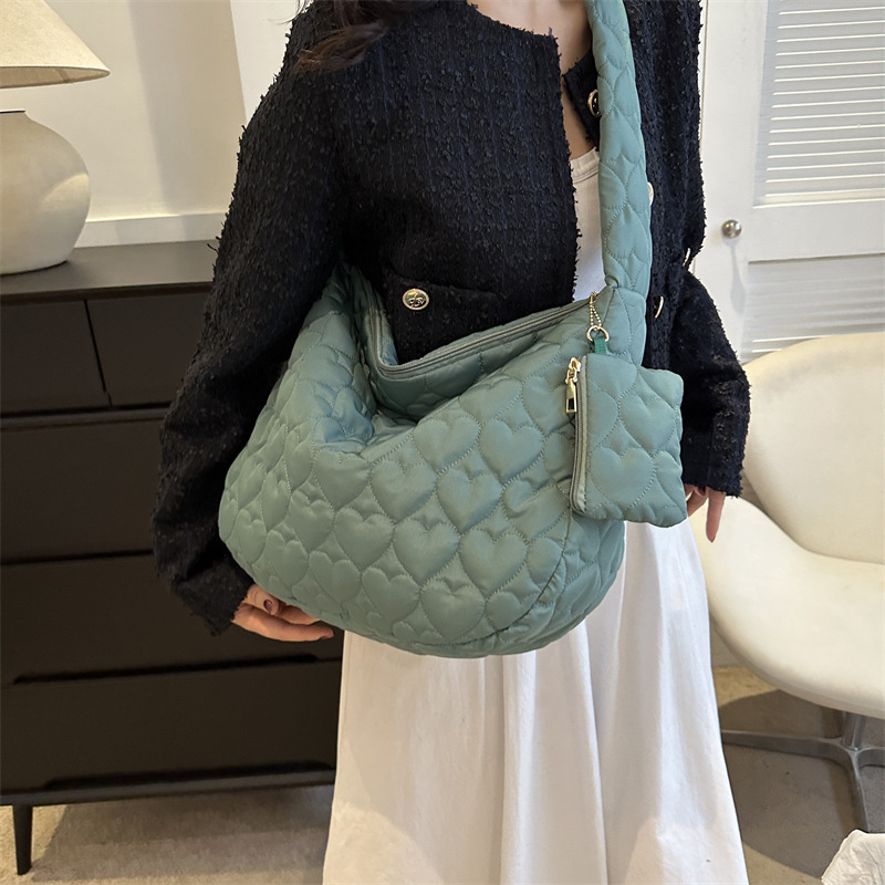 모스리나 [미니 파우치+진주 키링 set] 하트 누빔 패딩 보부상 가방 20,900원