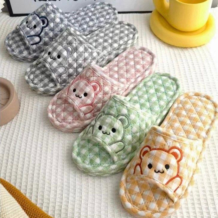 신혼일기 3중 쿠션 귀여운 아기곰 실내화 푹신한 층간소음방지 미끄럼 삼중패드 거실화 면슬리퍼 8,180원