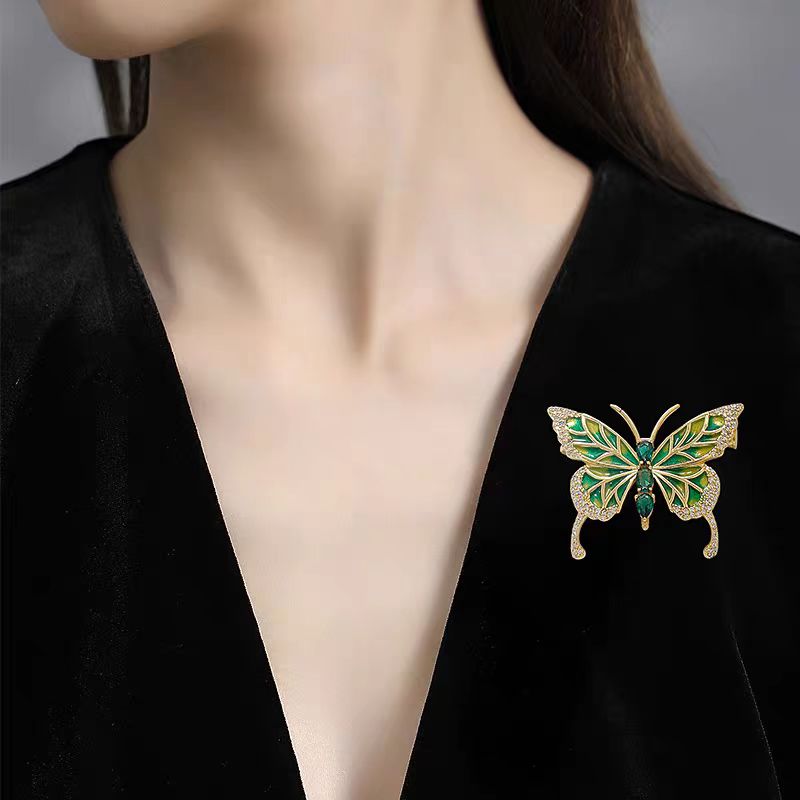 모던한 분위기 그린 나비 브로치 고퀄리티 여성 브로치 반투명 고퀄리티 럭셔리한 디자인의 액세서리입니다 14,900원