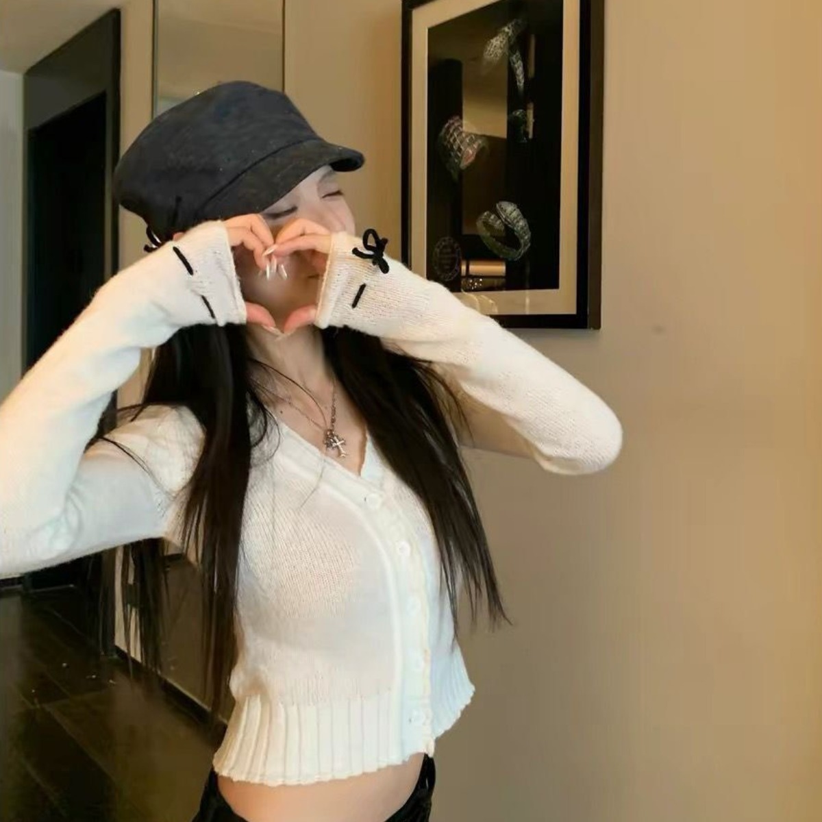 녕동 여성 니트 카디건 브이넥  리본 리본 스트랩 슬림핏 크롭 카디건 31,900원