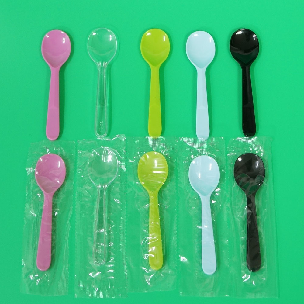 아이스크림스푼 소 스푼 (100개) 8.5cm / 수저 일회용 플라스틱 벌크 개별 낱개 포장 배달 캠핑 테이크아웃 용기 백색 투명 블랙 베스킨라빈스 샐러드 디저트 도시락 3,500원