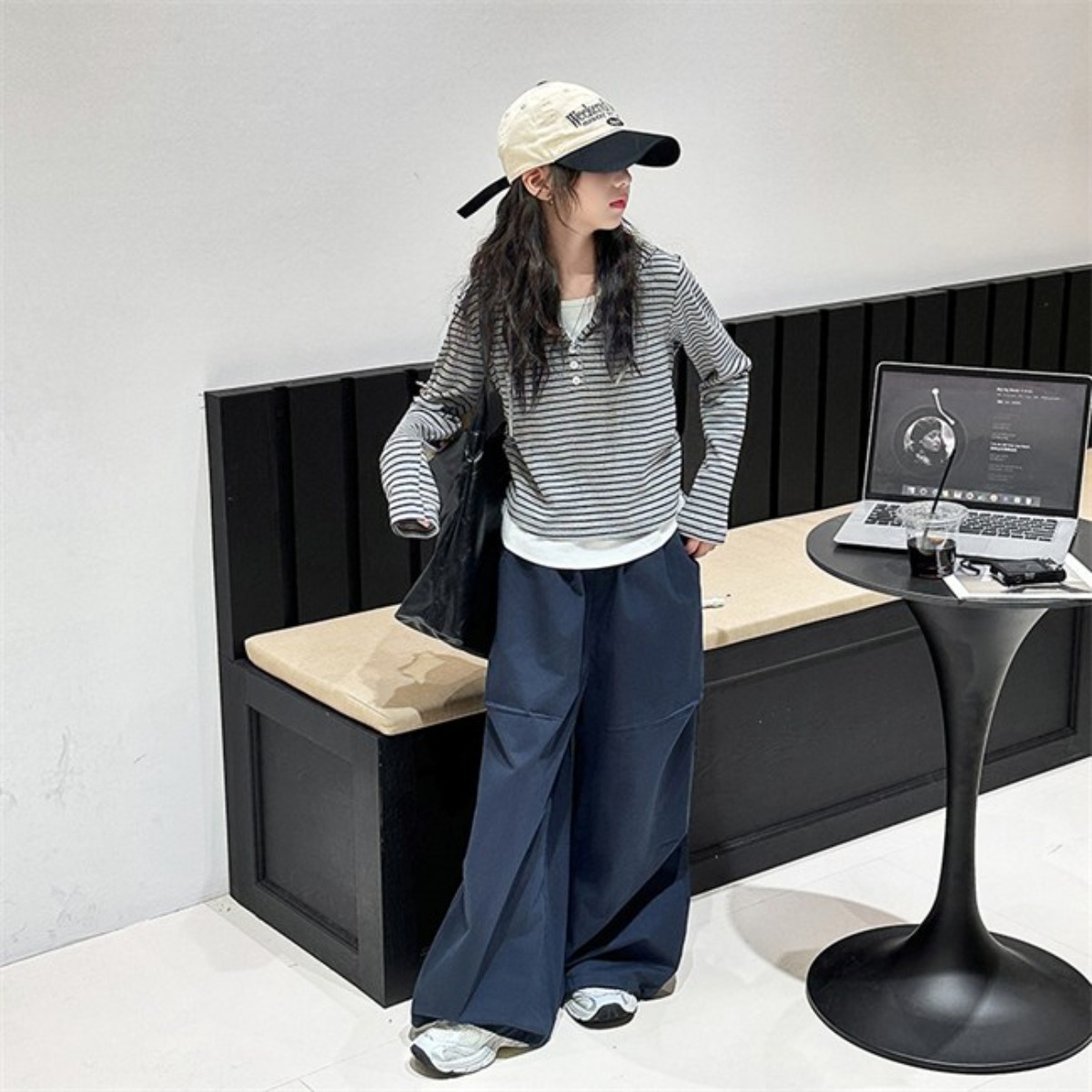 비비키드 신상 초등생 스트라이프 후드 페이크 레이어드 긴팔 상의 초중생 하의 긴바지 주니어 세트 여아 봄 가을 초등생 상의+하의 (77715) 43,800원