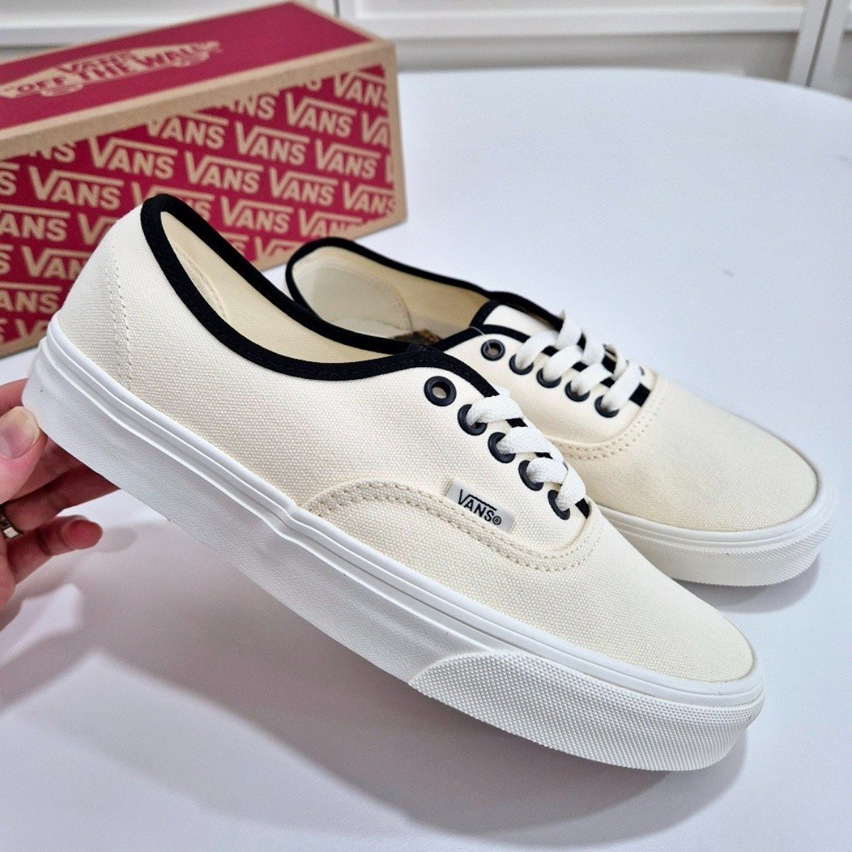 *국내 매장 정품* 반스 어센틱 클래식 화이트 깔끔한 스니커즈 (국산 쫀쫀이 양말 사은품 증정) 39,000원