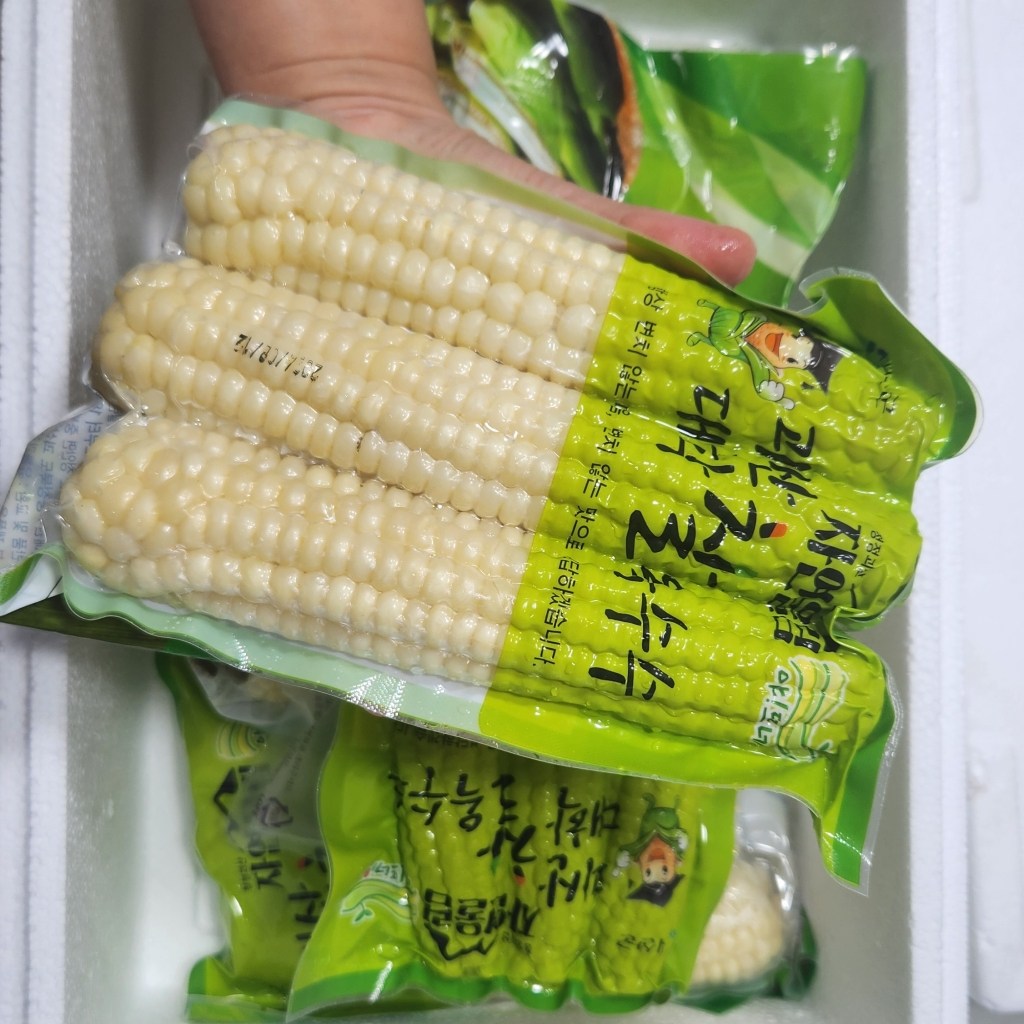 훼밀리7마켓 삶은 냉동 괴산 대학찰옥수수, 1박스, 15개(17cm이하) 28,900원