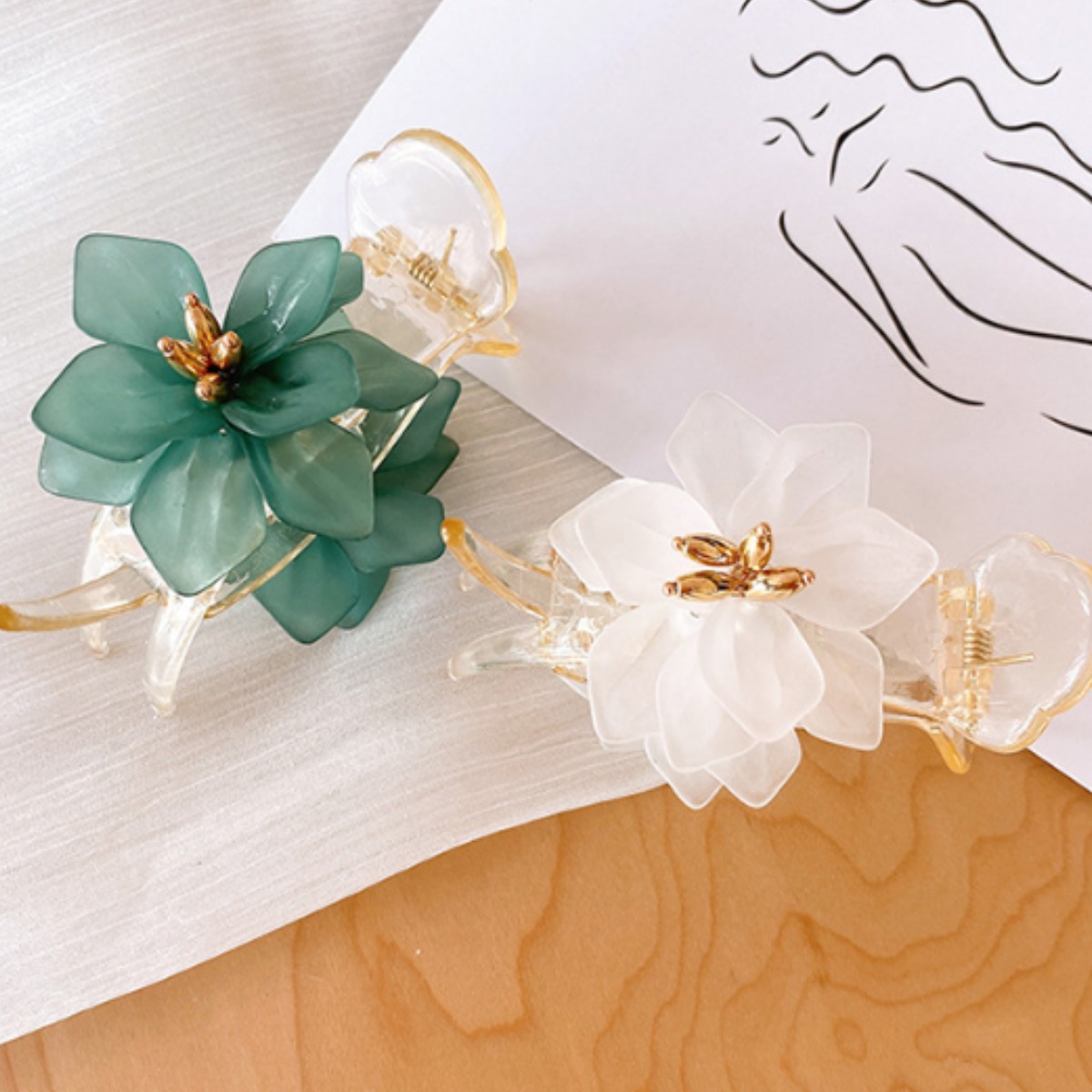 [2종세트] 플라워 포인트 똥머리 악어 투명 집게핀 8,900원