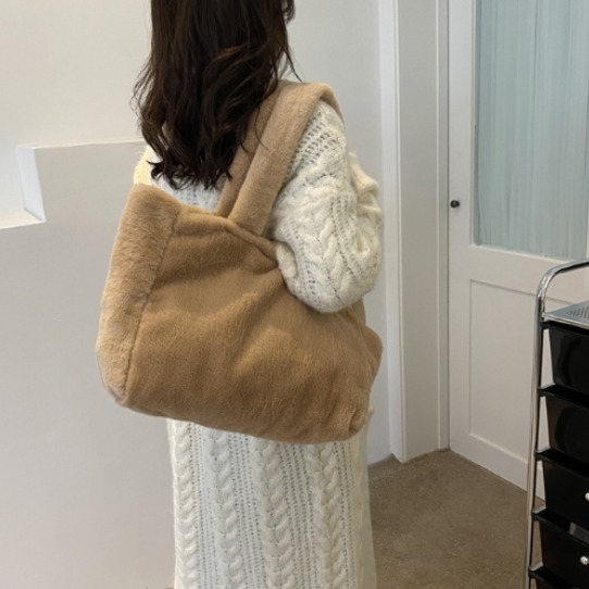 무료배송!! 마트정 포근페이크퍼 스퀘어 숄더백  부드러운 털가방 14,090원